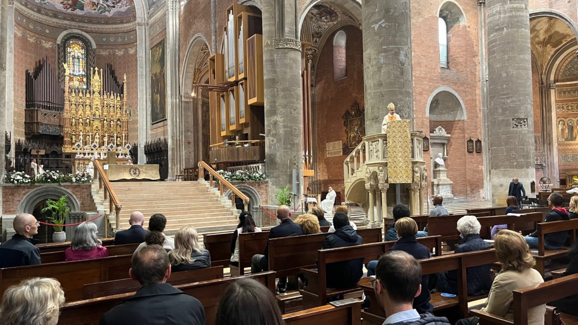Ognissanti, fedeli e turisti in cattedrale. Il vescovo: "Coltiviamo la speranza"
