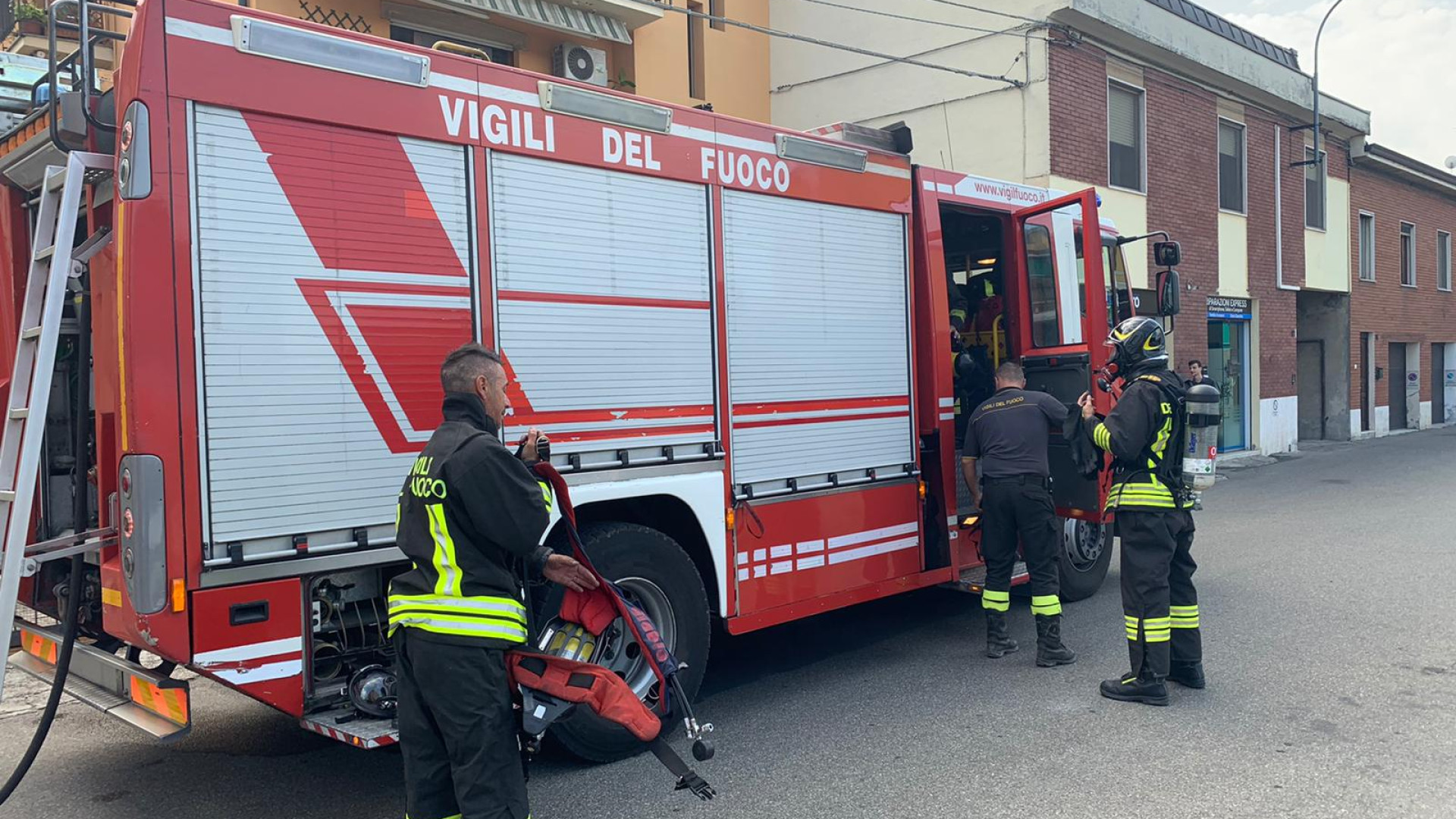 Rubinetto rotto, diversi appartamenti allagati. Intervento dei vigili del fuoco