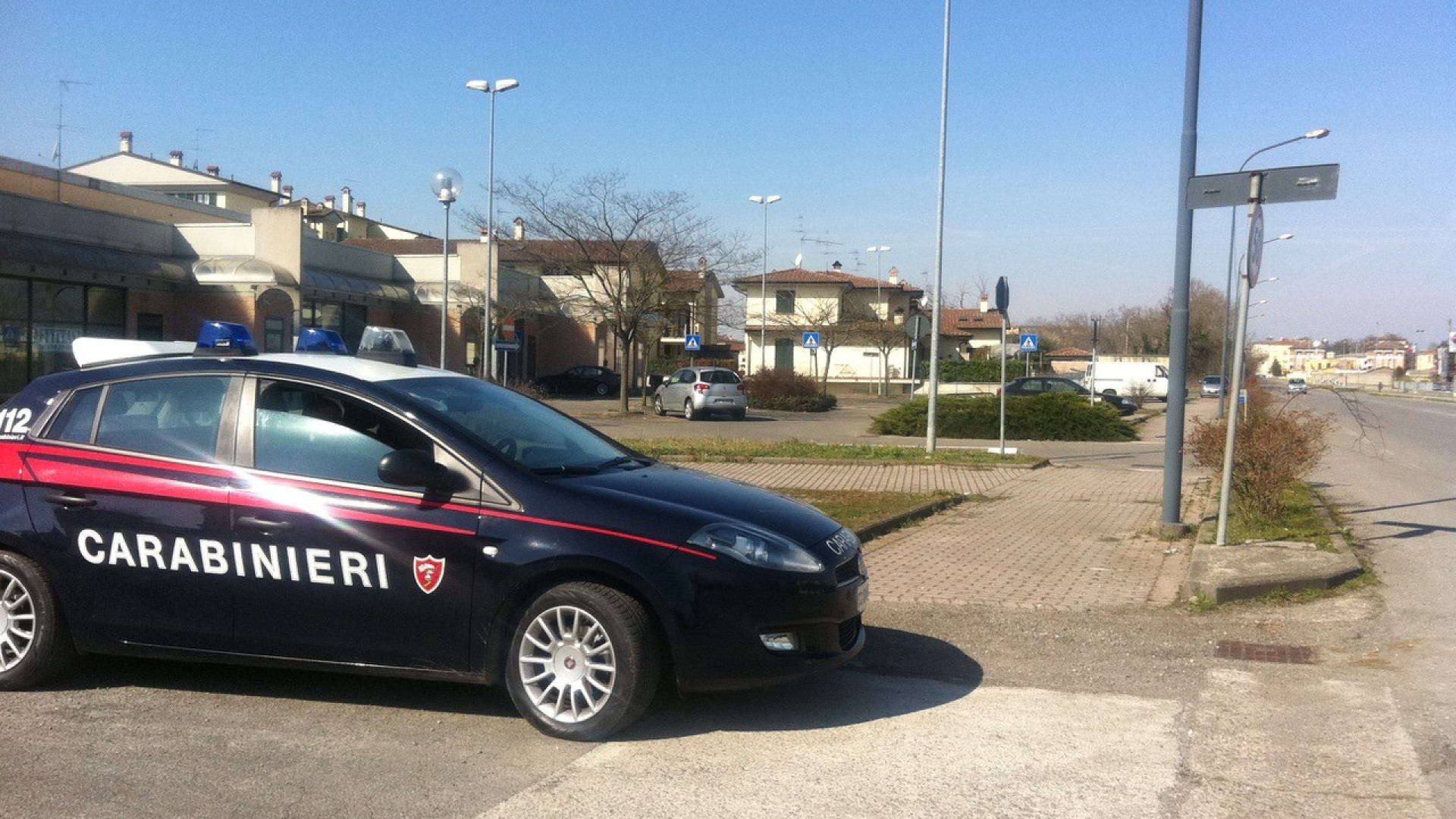 Aveva appena finito di fare la spesa. Donna scippata davanti al supermercato