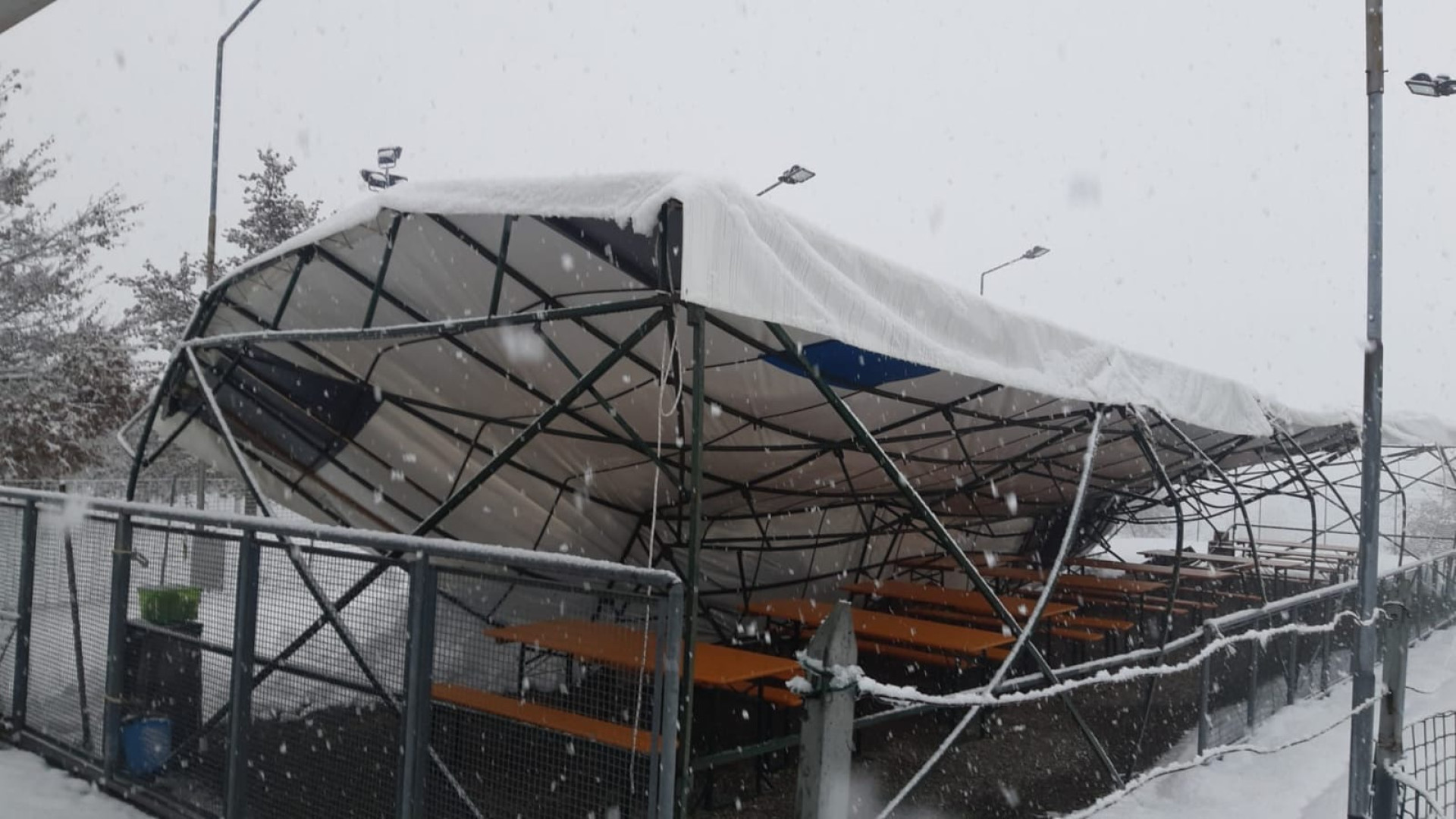 Era crollata sotto la neve: il Comune riparerà la tettoia degli alpini