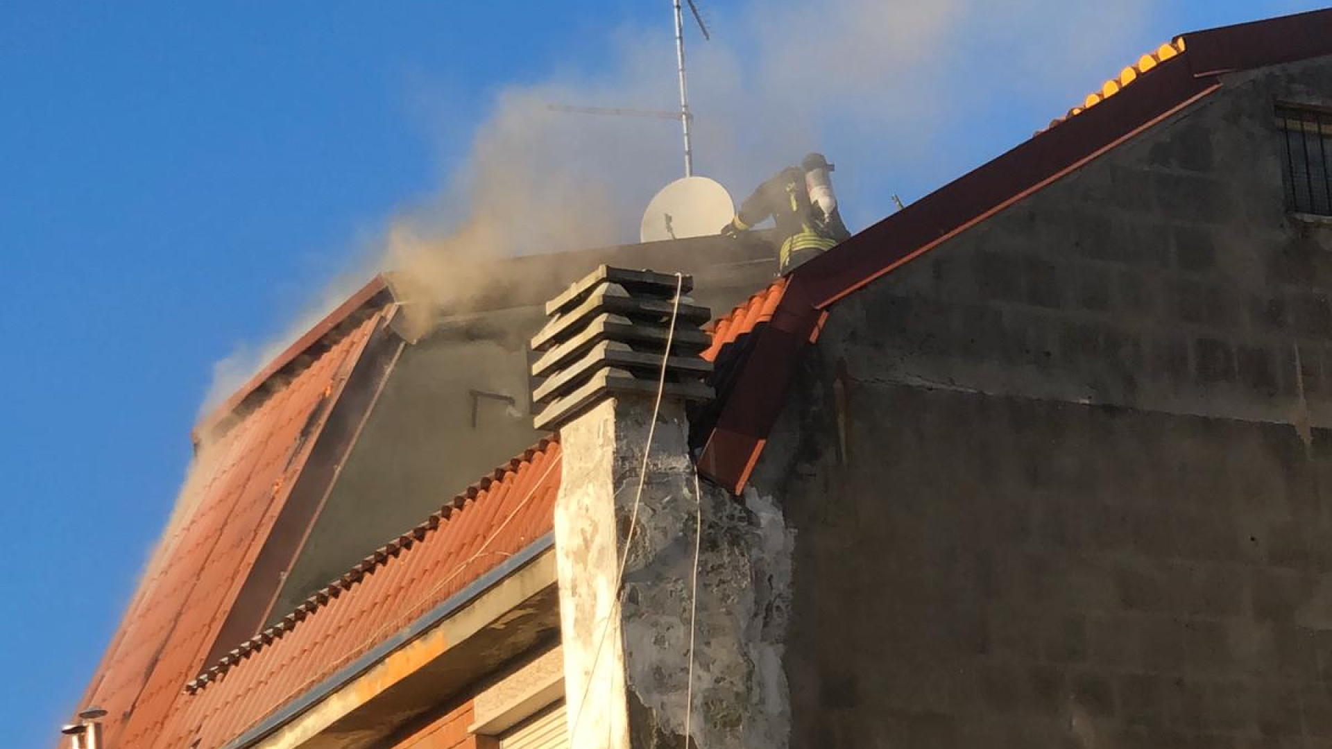 Paura in via Garibaldi: tetto in fiamme, super lavoro per i vigili del fuoco  VIDEO