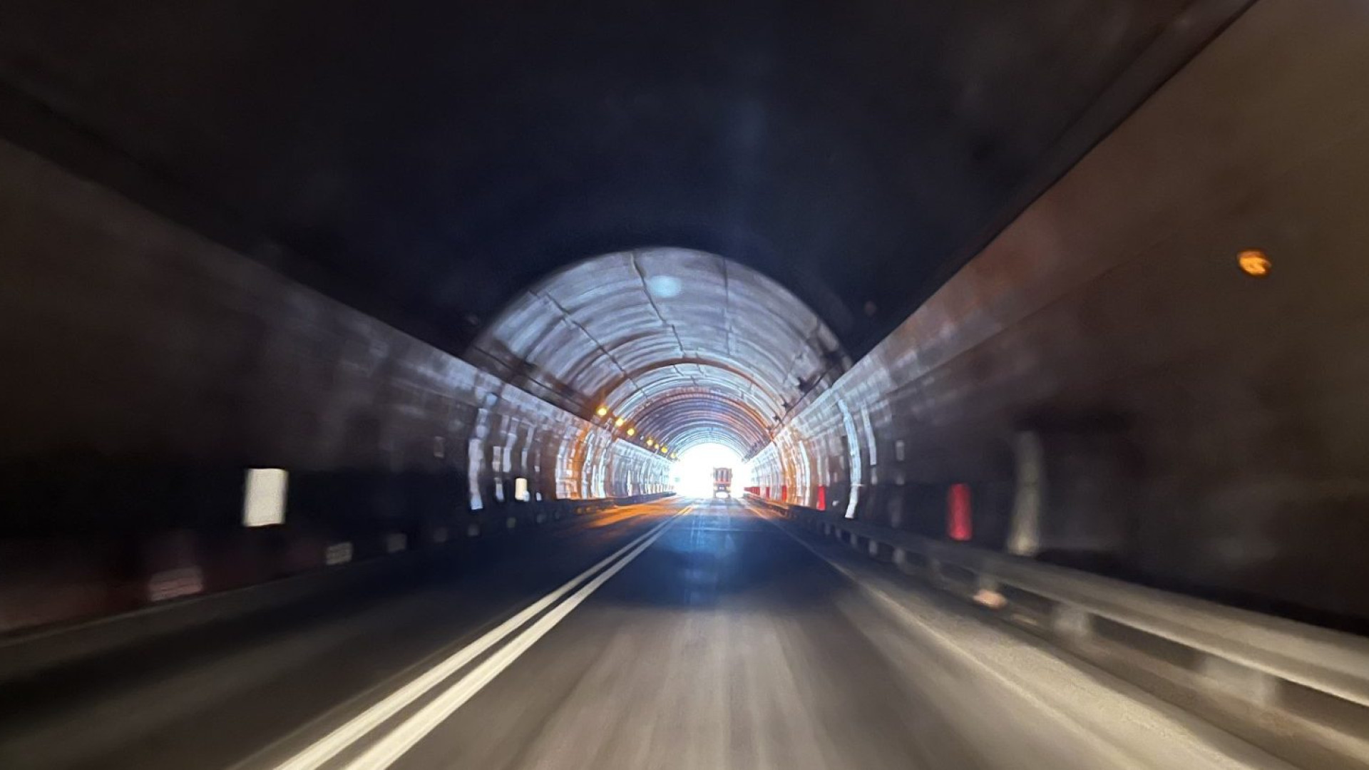 Dopo mesi torna finalmente la luce nella galleria di Barberino. Operai al lavoro