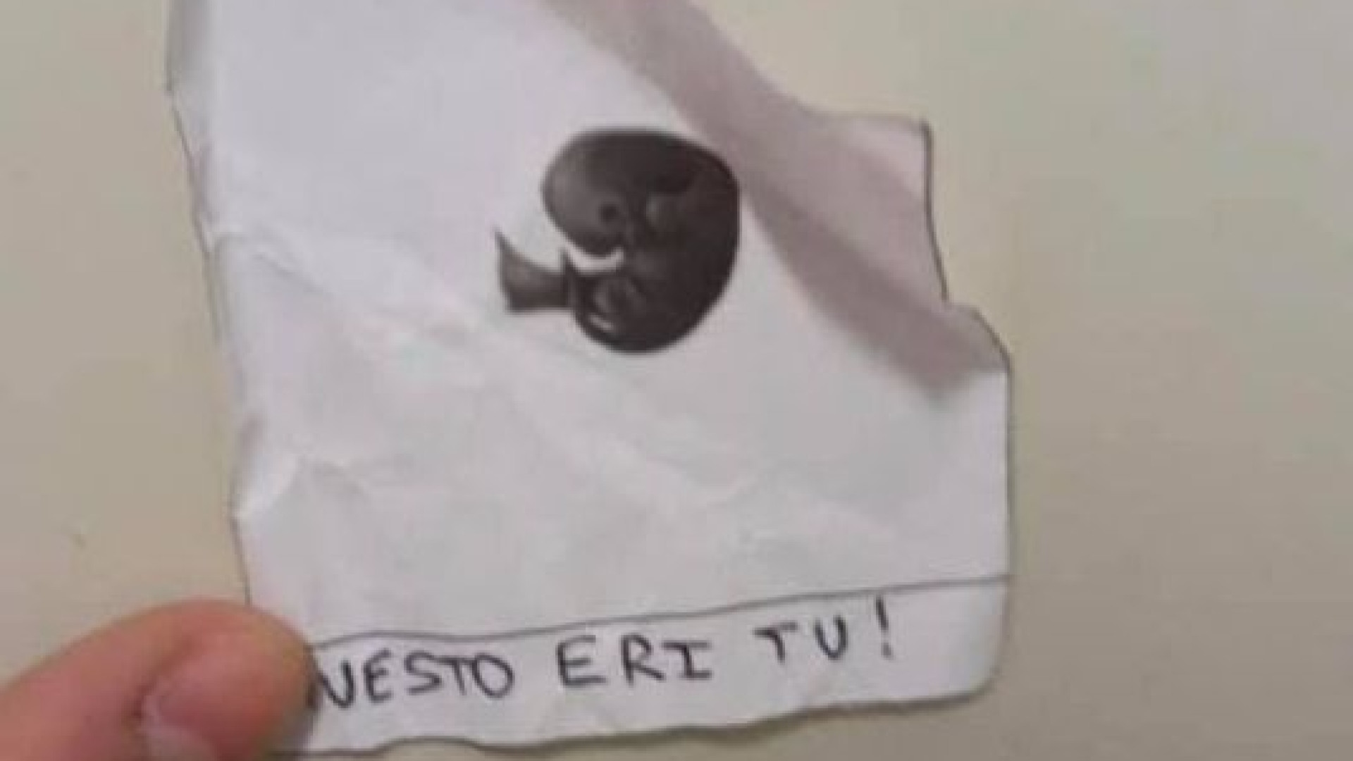 Vergogna a scuola: biglietti con un feto per una ragazza che aveva abortito