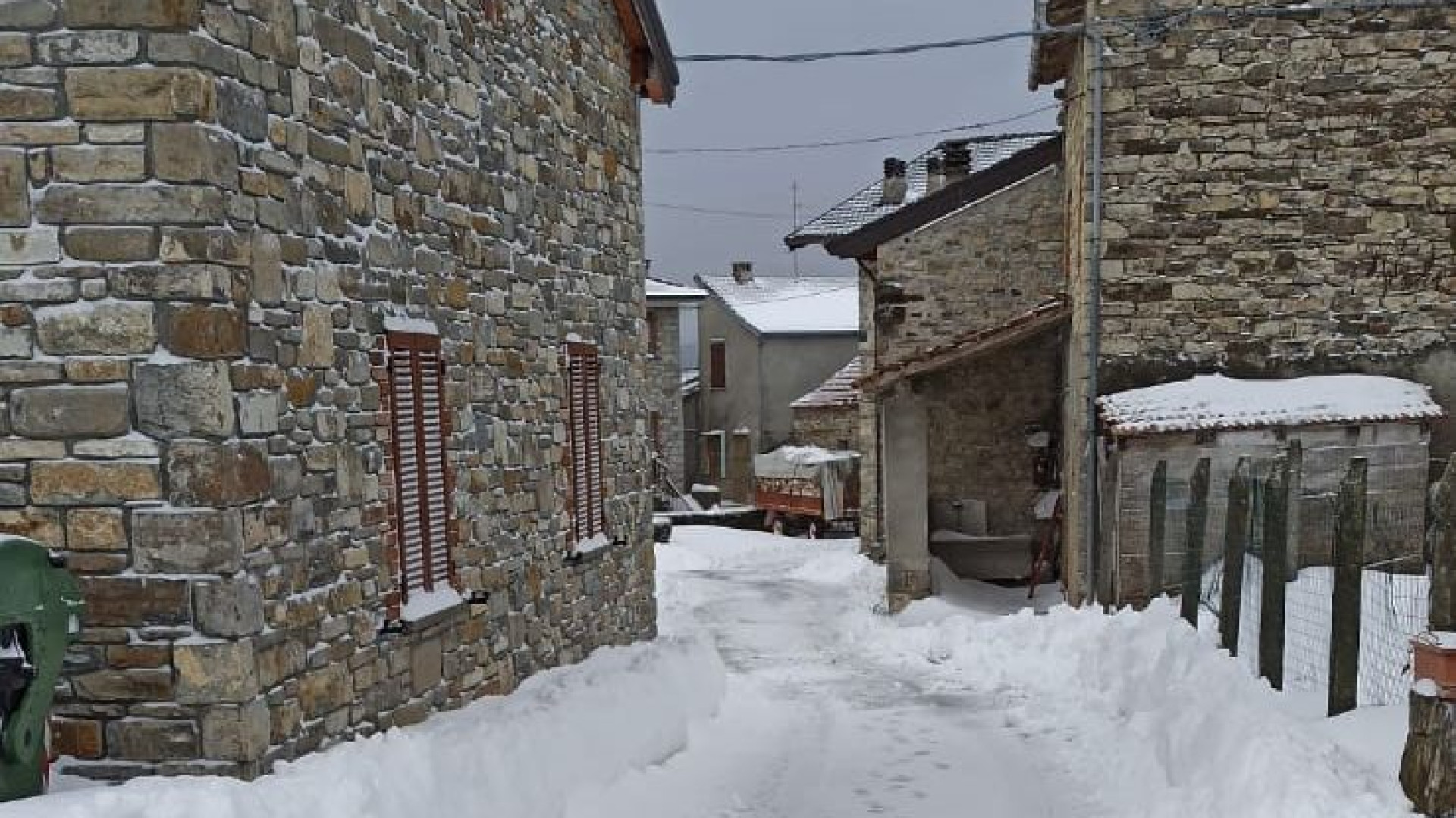 Montagne imbiancate dalla neve. Ieri in pianura raffiche di vento a 70 chilometri orari