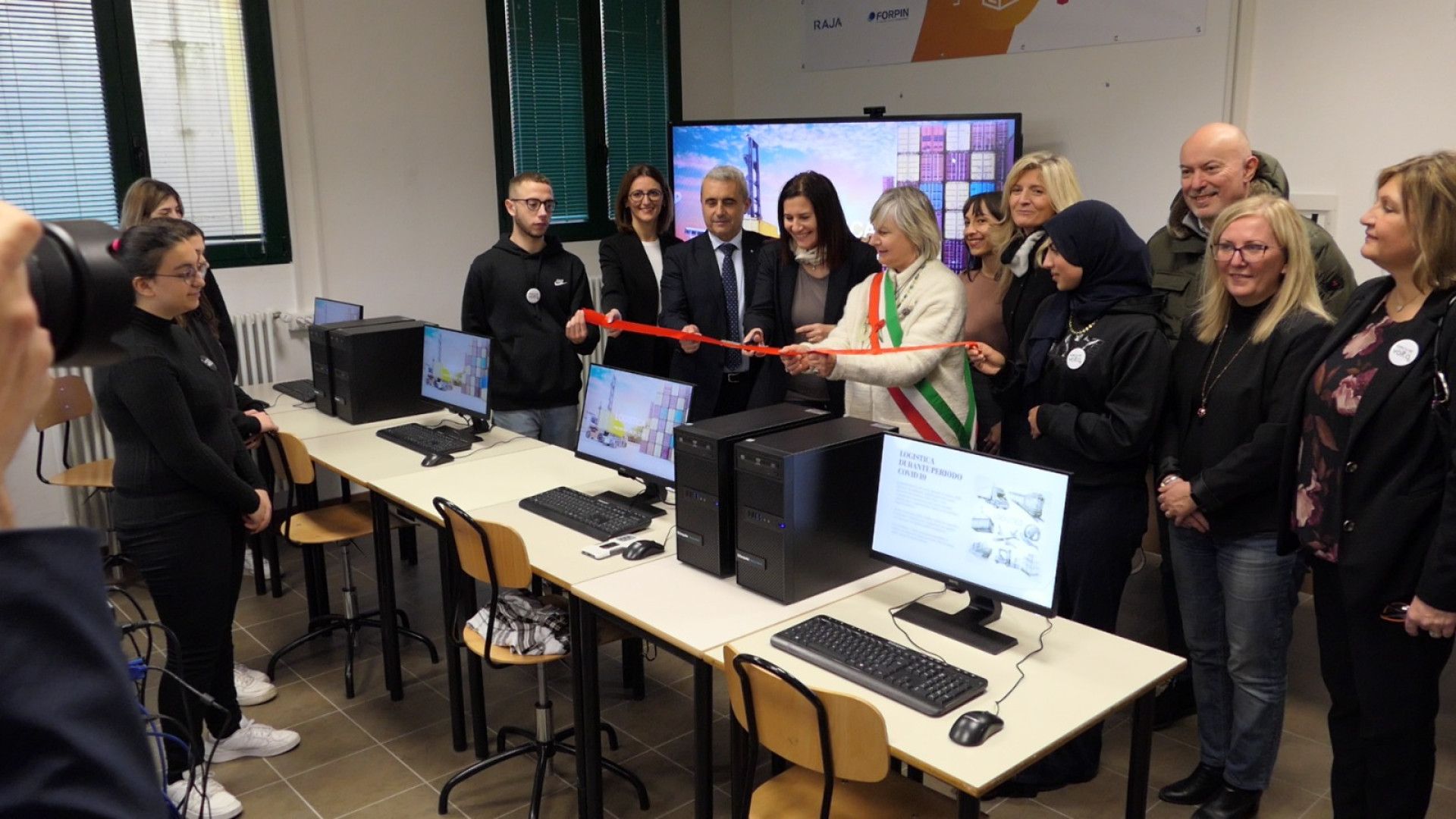 Al Volta nuovi laboratori per automazione e logistica. "Qui il futuro delle aziende"