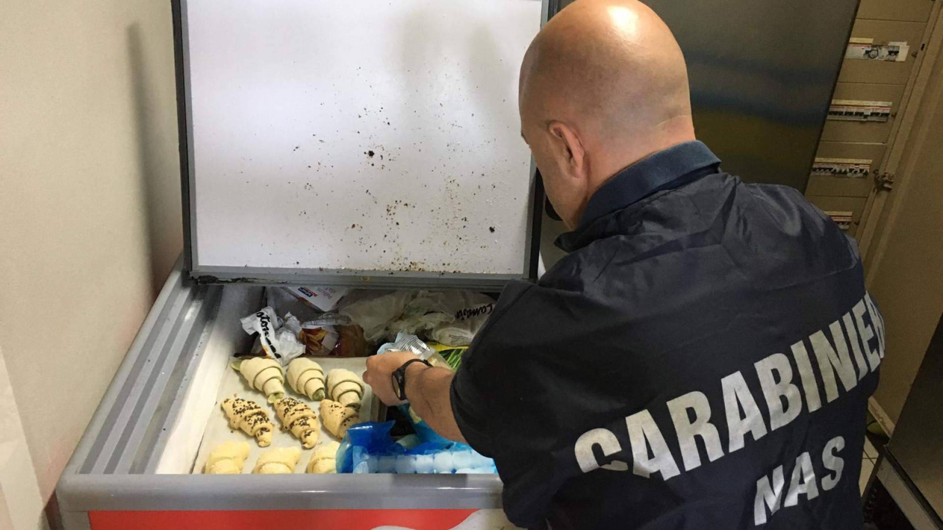 Escrementi di topi e sigarette tra cucina e deposito. Sospesa la licenza di un bar in città