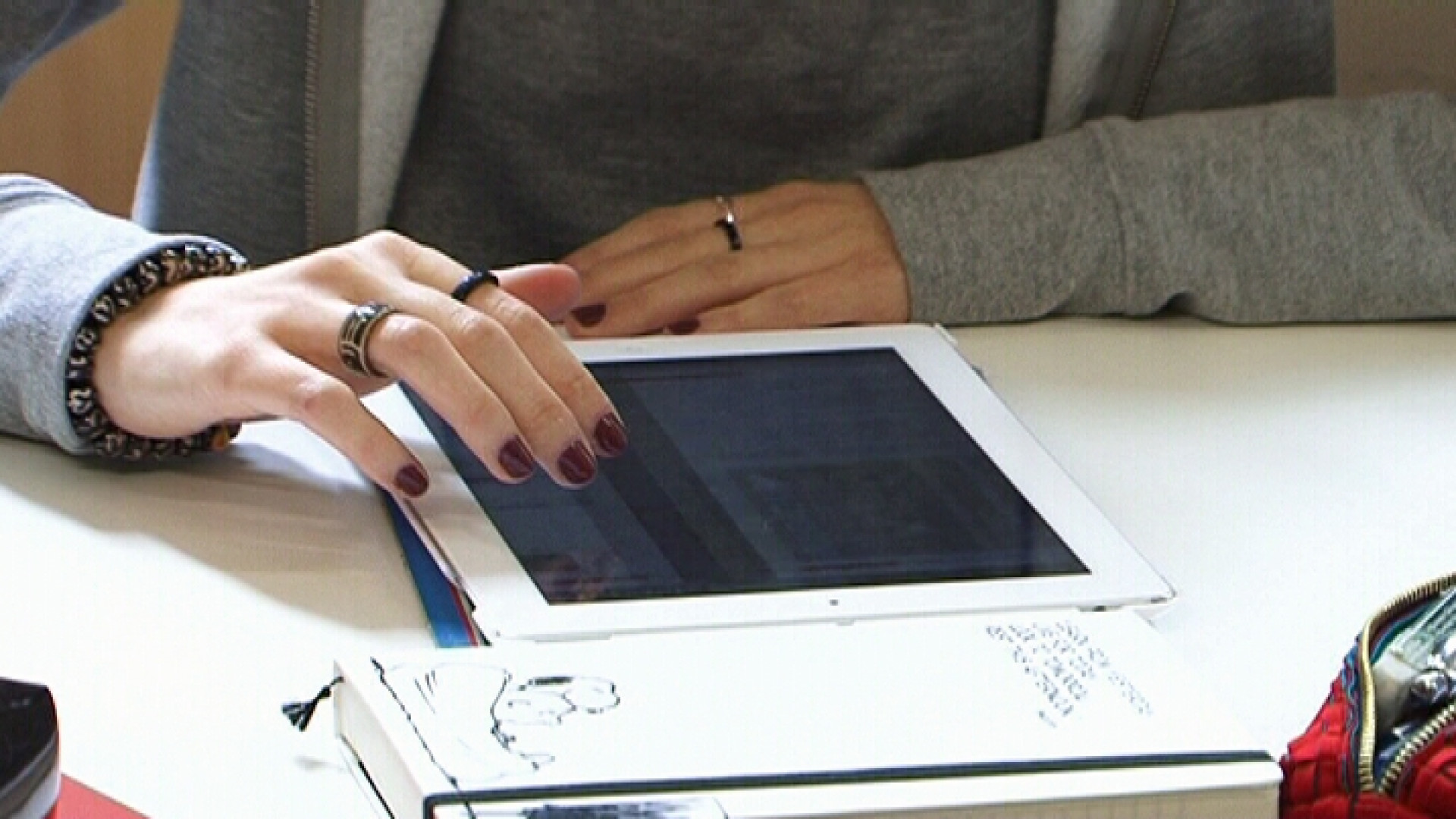 Cortemaggiore, fa visita a conoscenti e gli ruba cellulare e tablet: denunciato