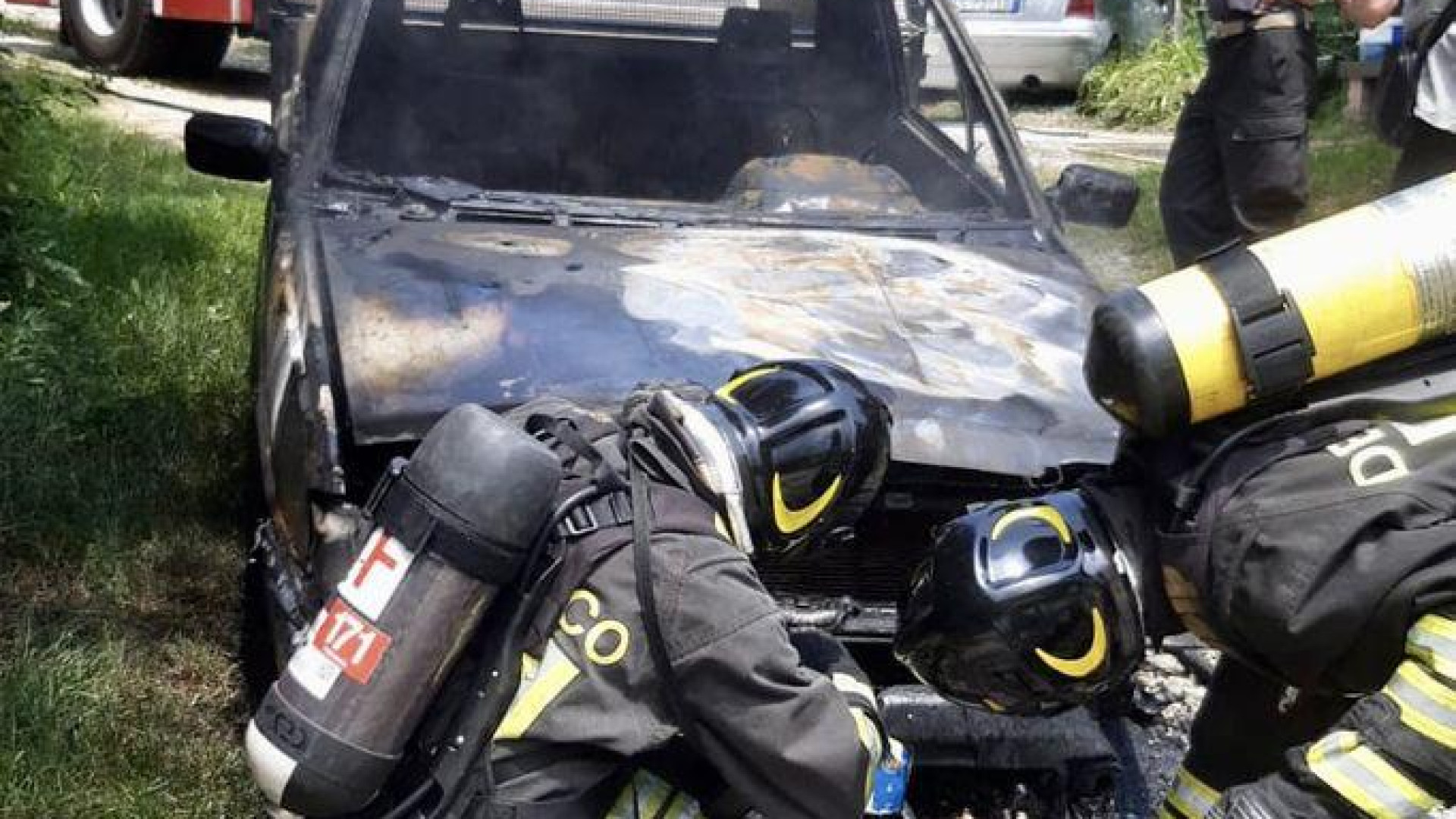 Furgone in fiamme a Vernasca, necessario l'intervento dei pompieri