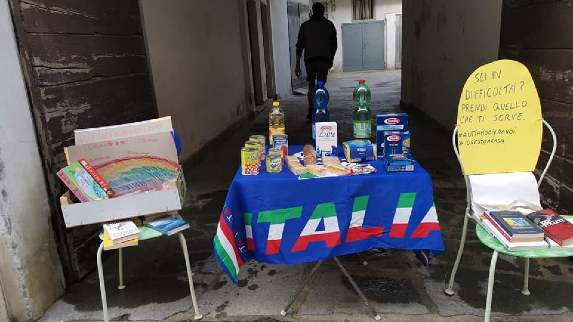La generosità contagia via San Bartolomeo. Cibo e libri per chi è in difficoltà