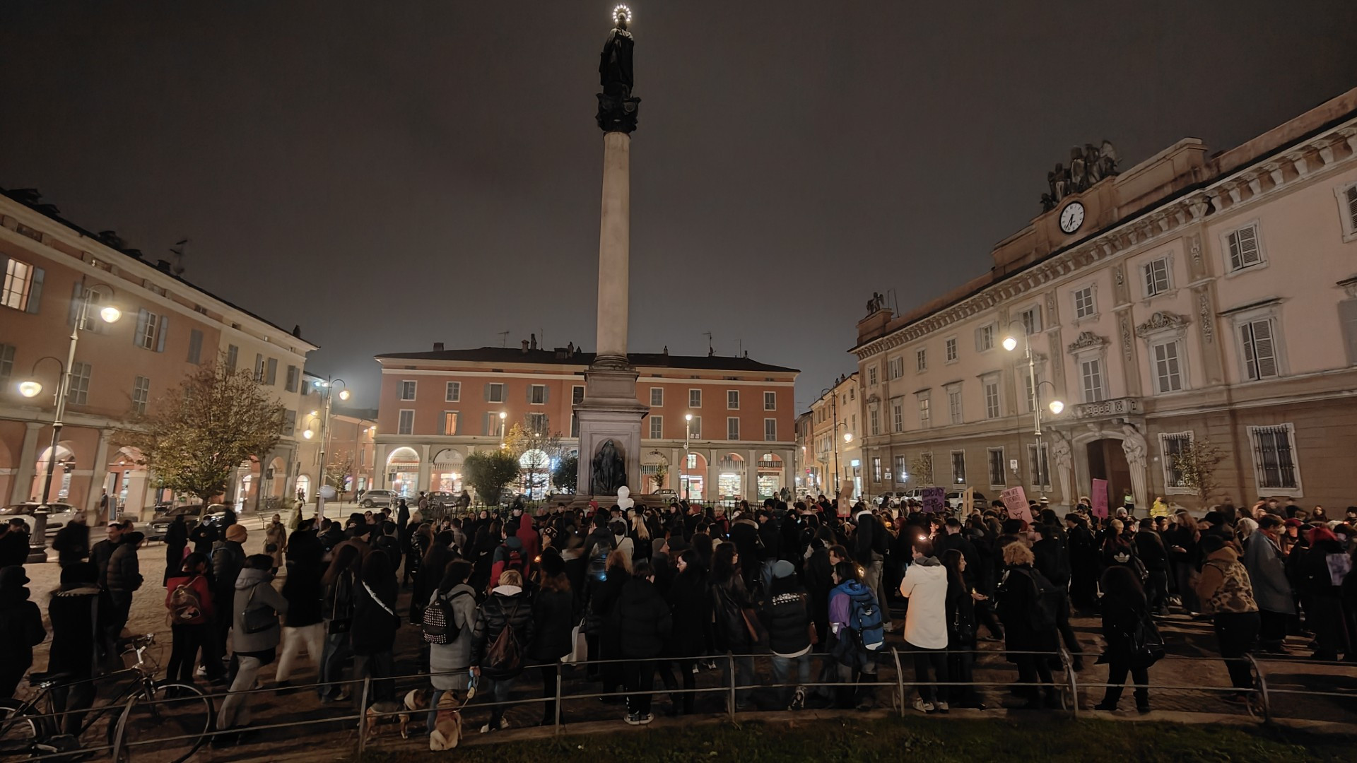 Lanterne e palloncini per ricordare la 13enne Aurora, la mamma: "Piacenza assente"