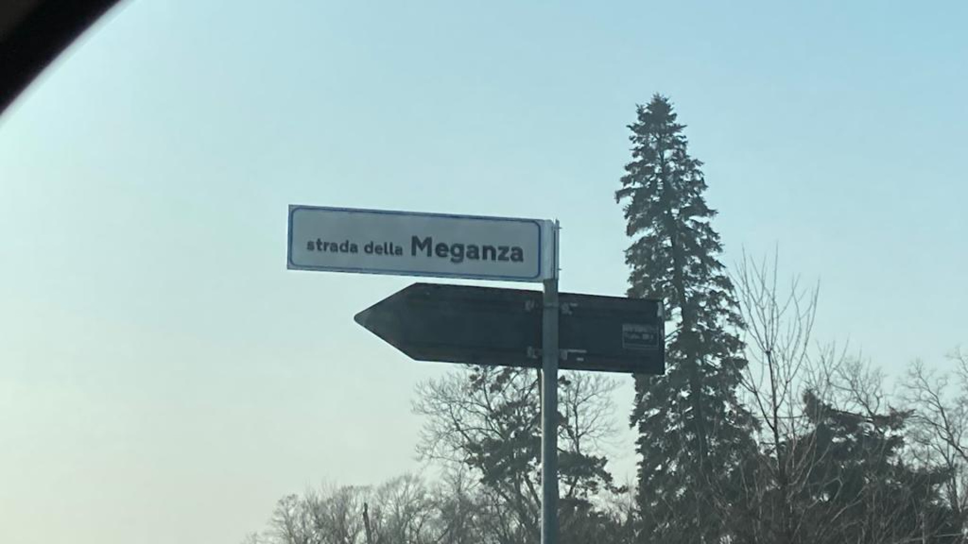 Strada della Maganza, sostituito il cartello rotto. |Ma contiene un errore