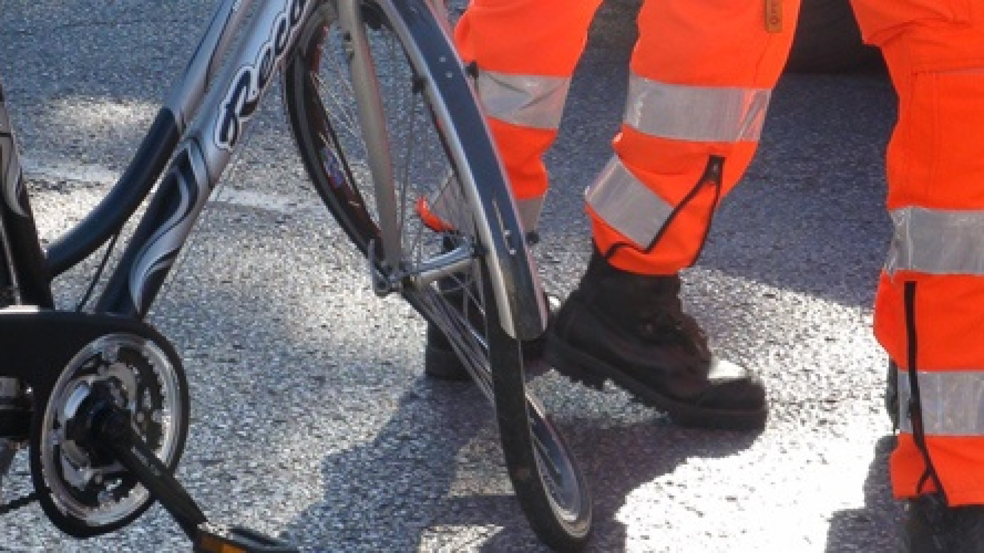 Auto pirata travolge due quattordicenni in sella a una bici