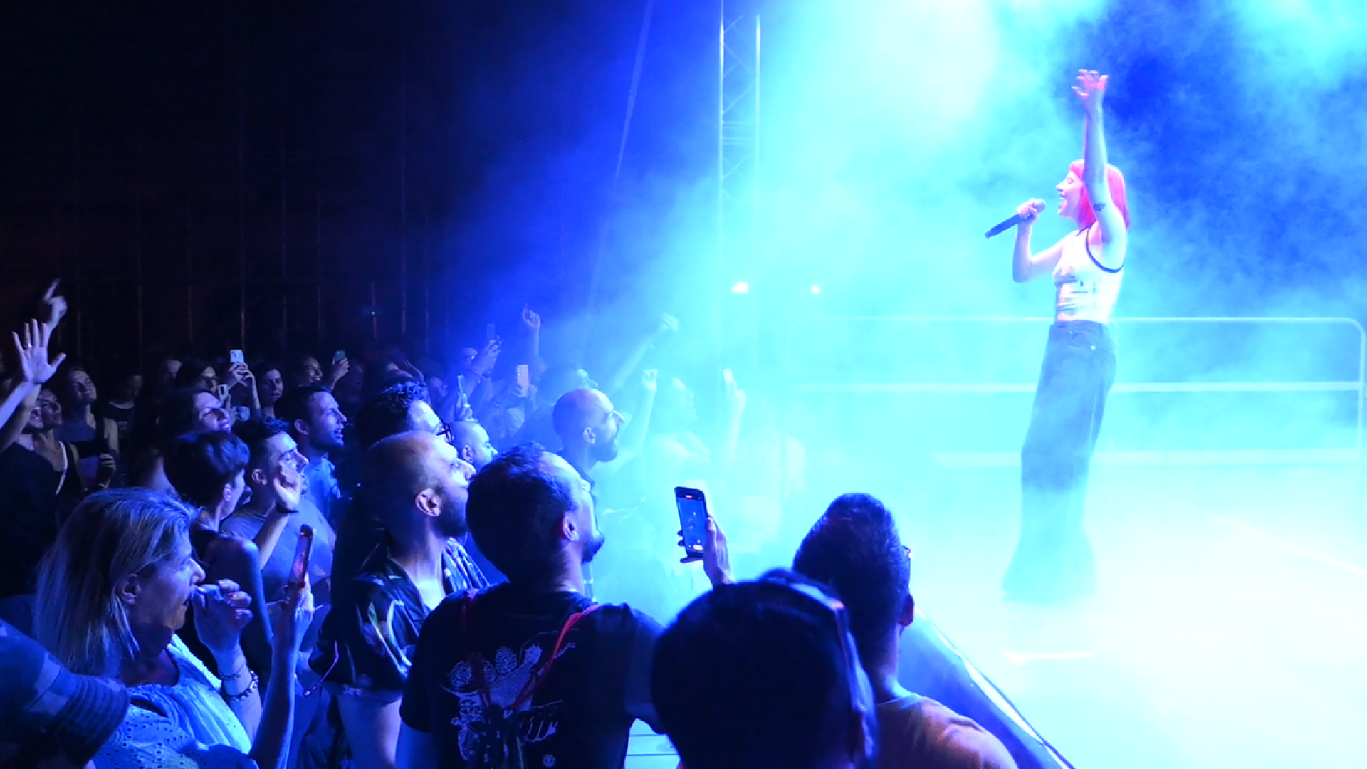 Sophie and the Giants fa ballare Piacenza: entusiasmo ed energia in Santa Chiara