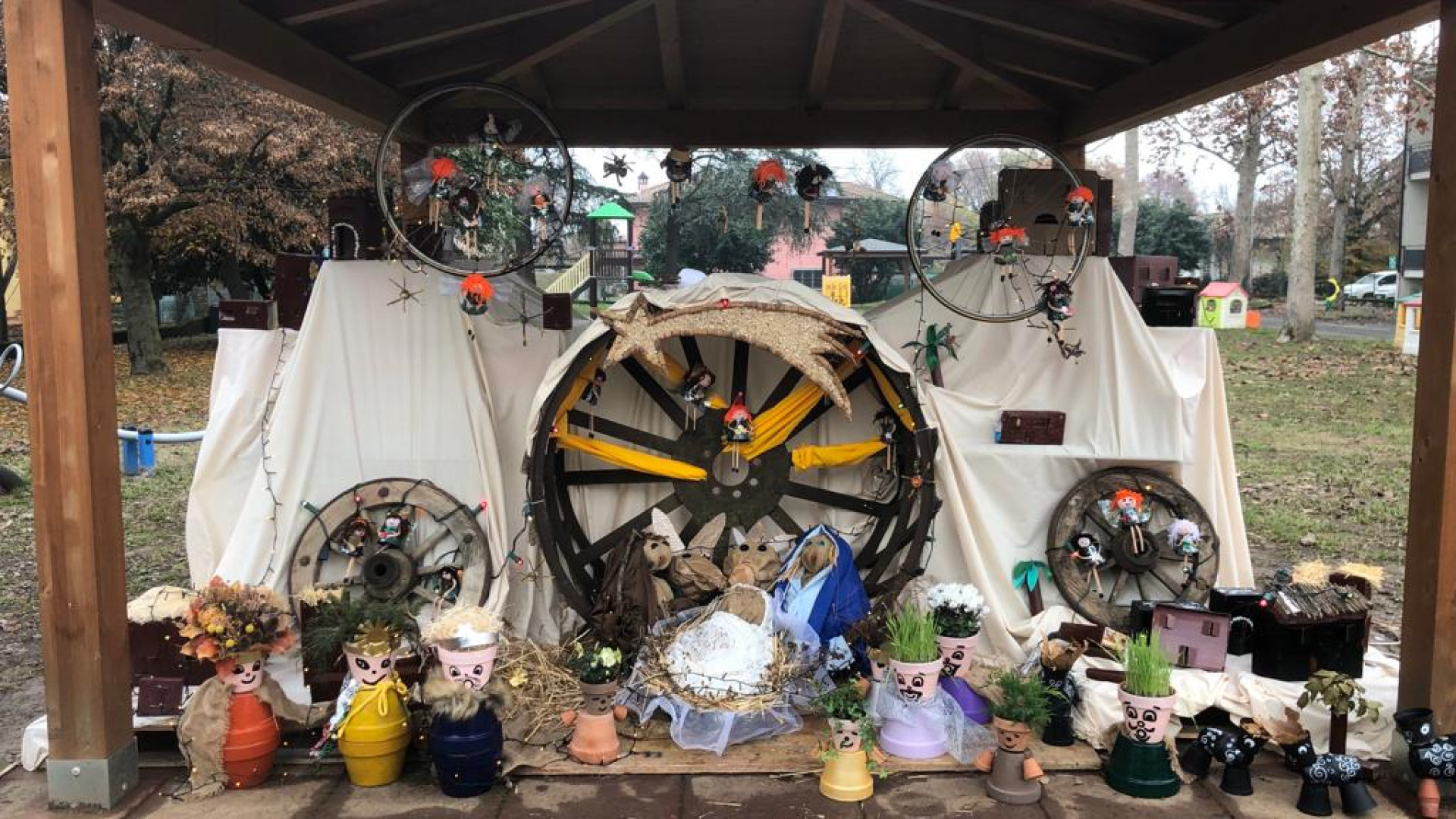 Con vecchie ruote, vasi e erbe aromatiche nasce il presepe dei bambini di Podenzano