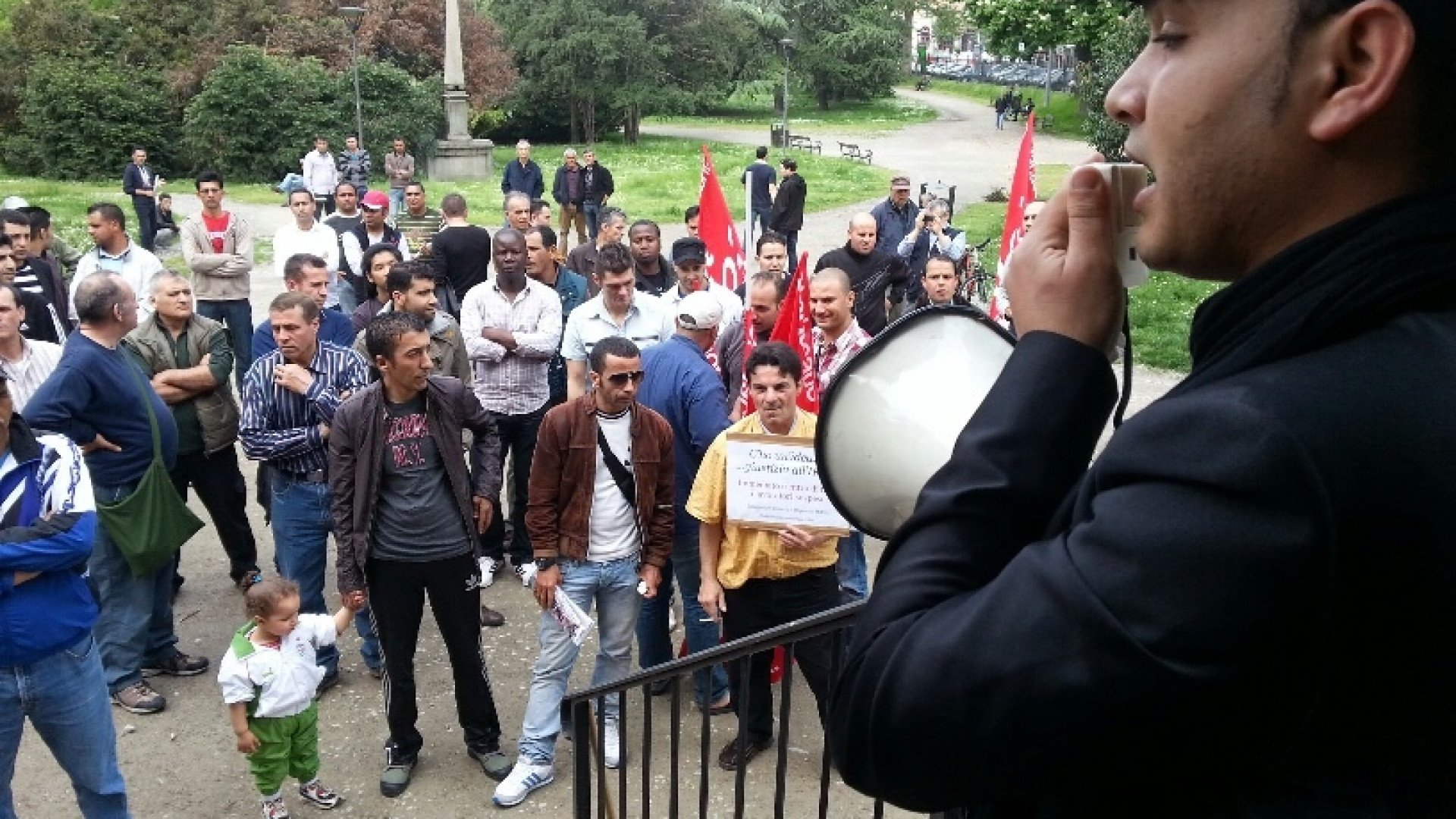 I cobas della logistica in corteo: "Oggi un giorno di lotta, non di festa"