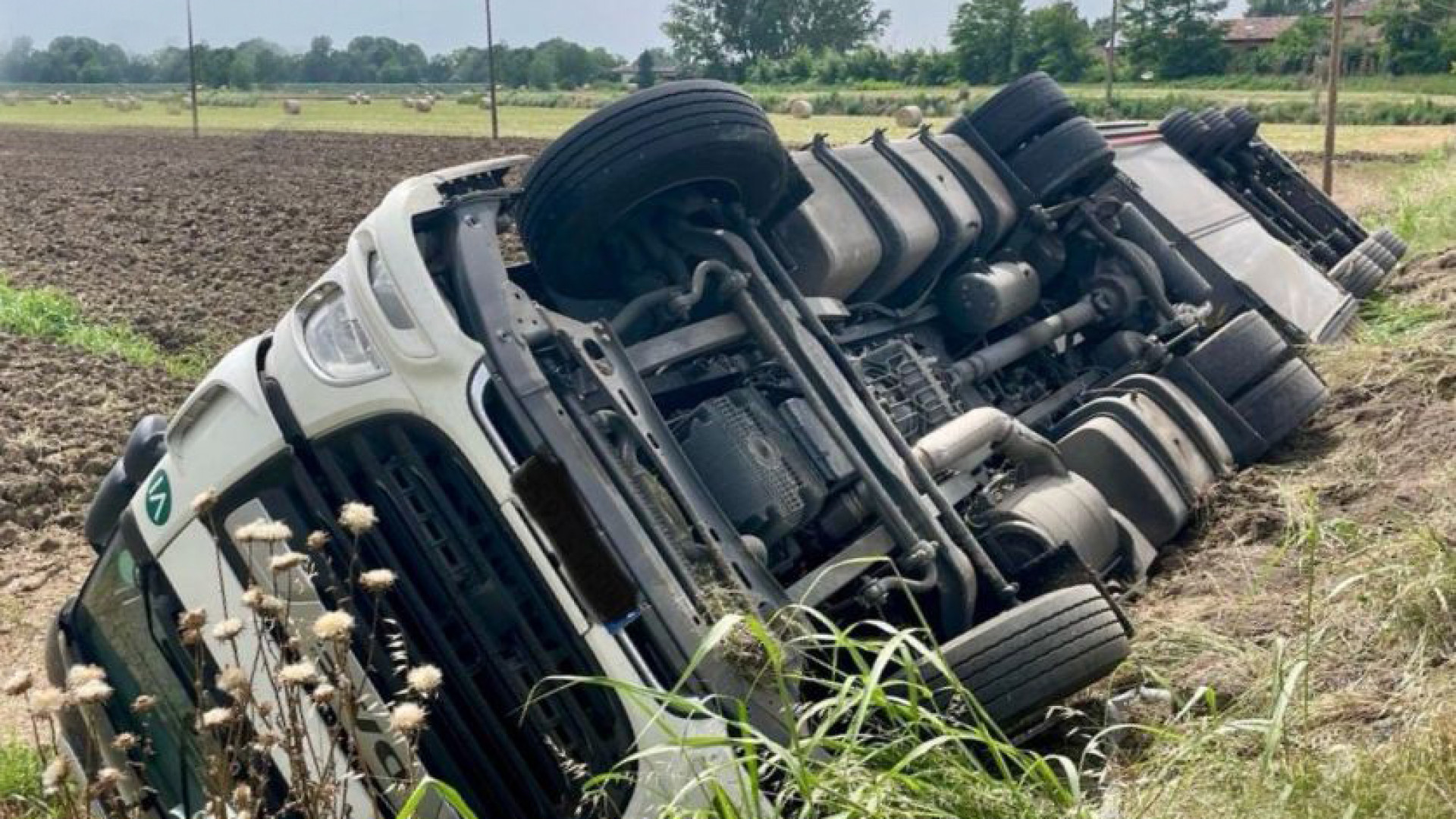 Autoarticolato si ribalta nel campo a San Pietro in Cerro, illeso l'autista