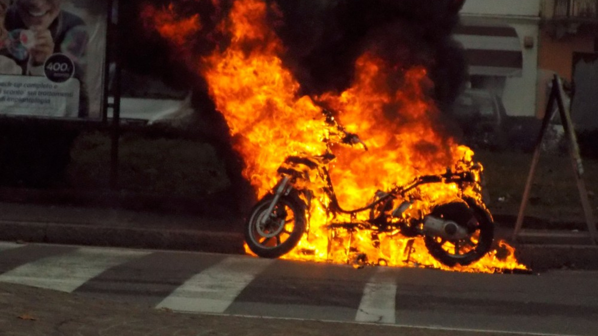 Scooter a fuoco in piazzale Torino, conducente accosta e si mette in salvo