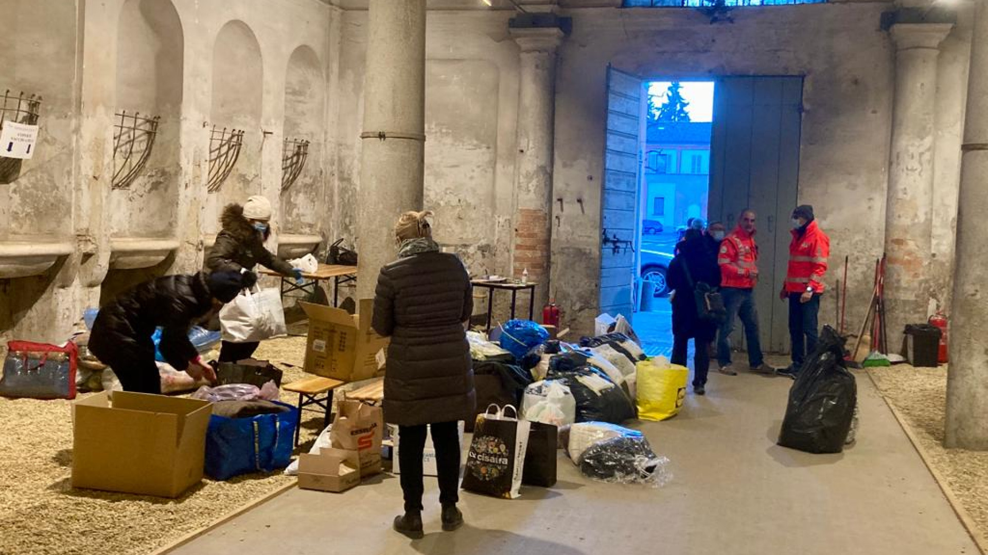 Ucraina, attivo il centro aiuti in piazza Cittadella: “Serve cibo per i bambini”