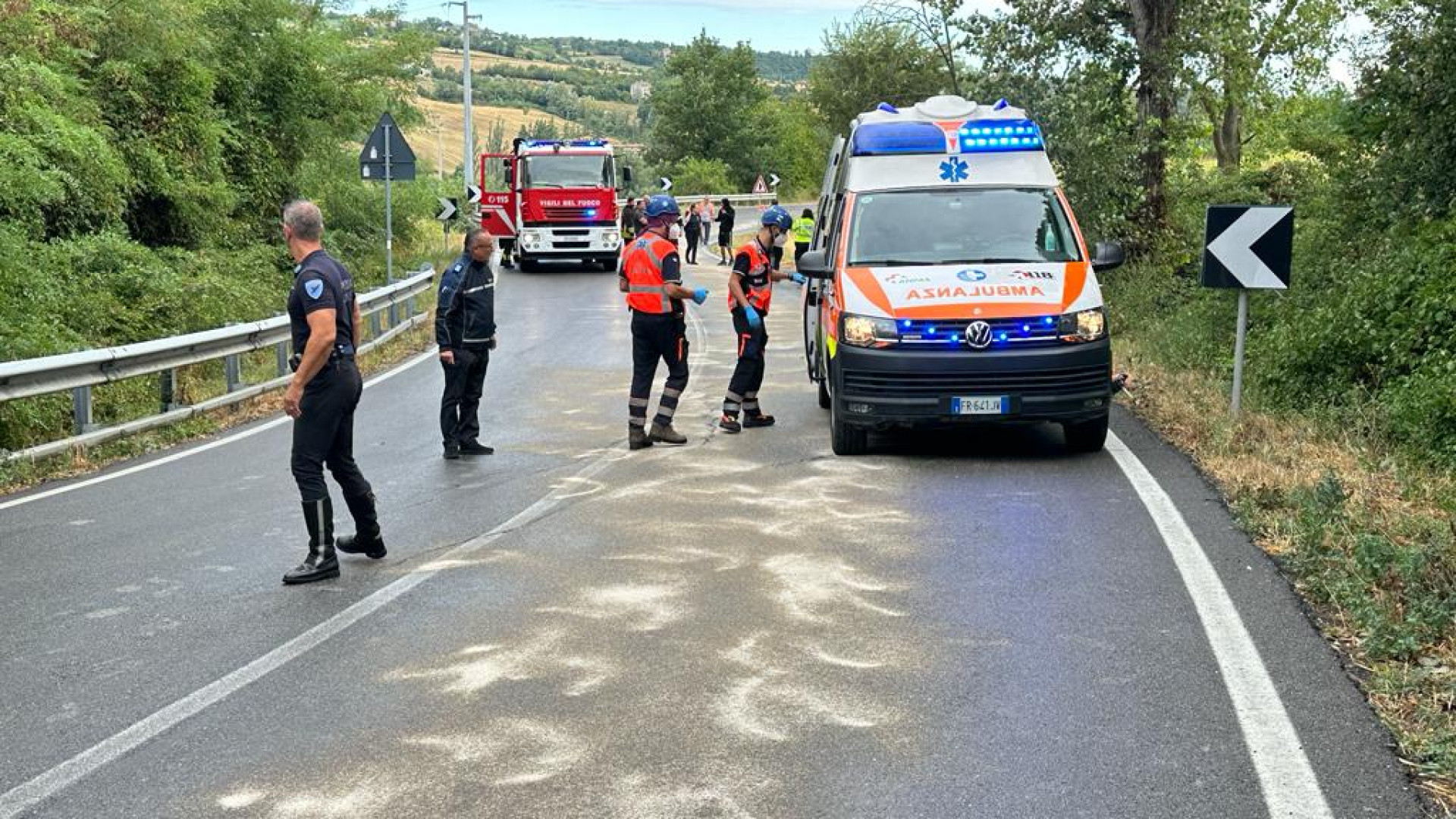 Gasolio sulla Statale 45, 83enne perde il controllo dell'auto e si ribalta