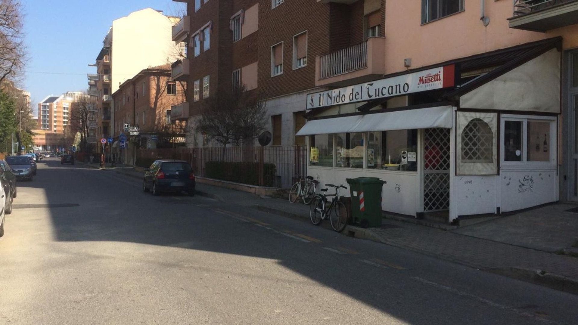 Forzano la porta del bar, svuotano una slot e fuggono con la macchina cambia-soldi