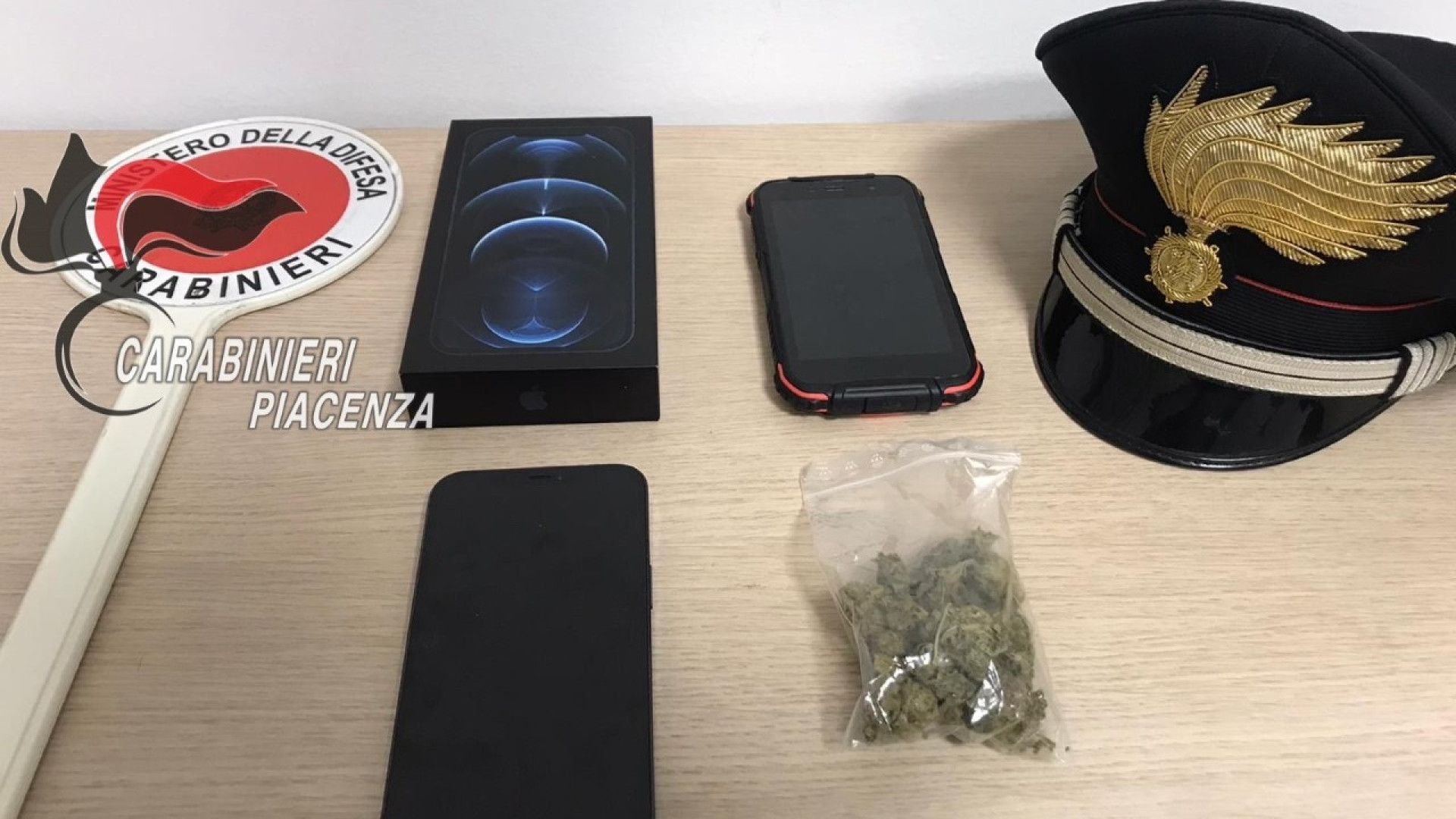 Va al lavoro con la droga e ruba uno smartphone: operaio di Amazon arrestato