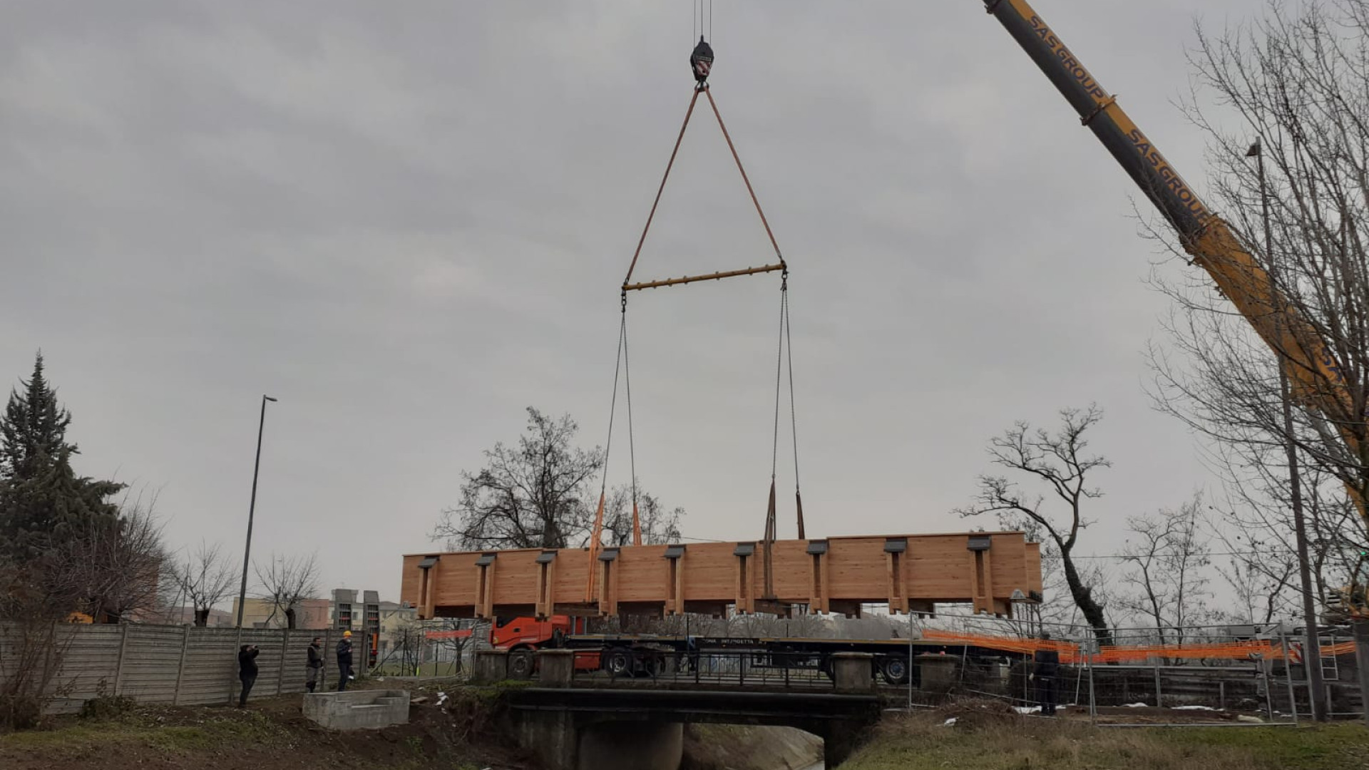 Posato il ponticello sul Canale della Fame. Presto il passaggio ciclopedonale