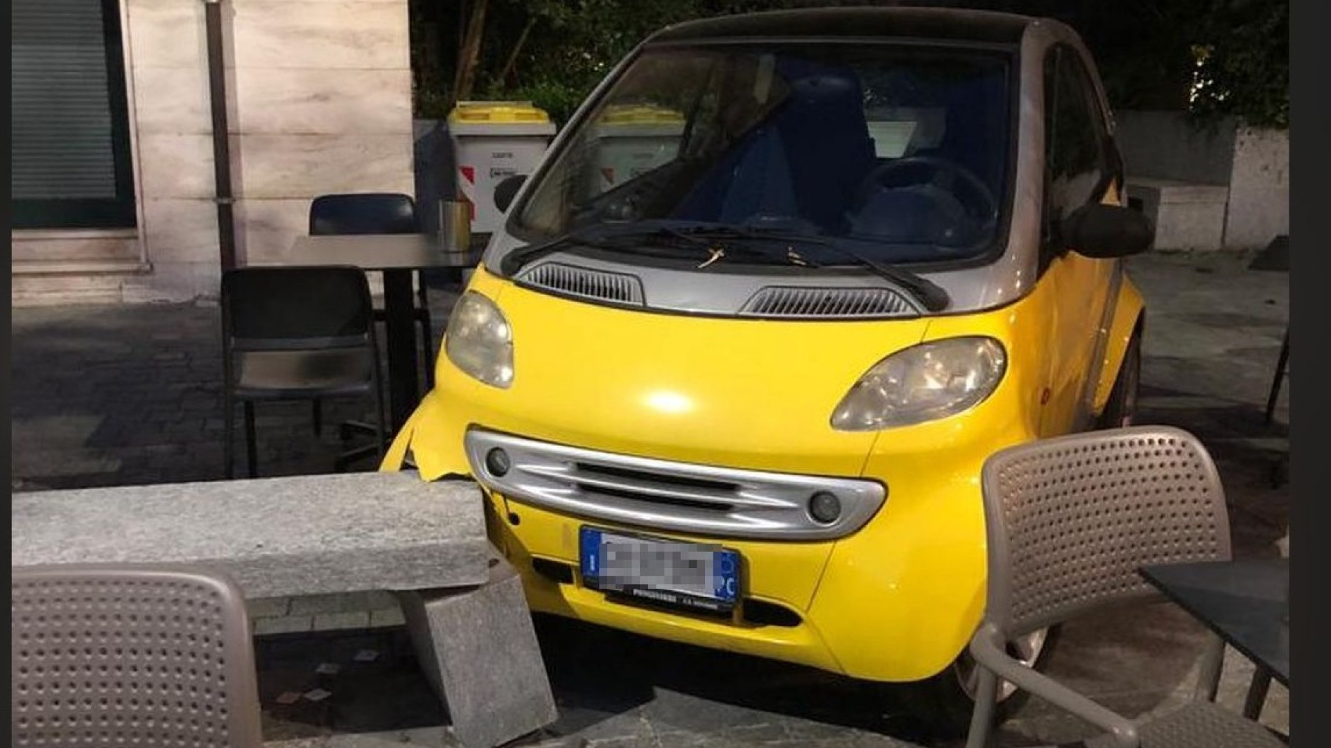 Paura in piazza Paolo, auto fuori controllo: giù dalle scale piomba sui tavolini