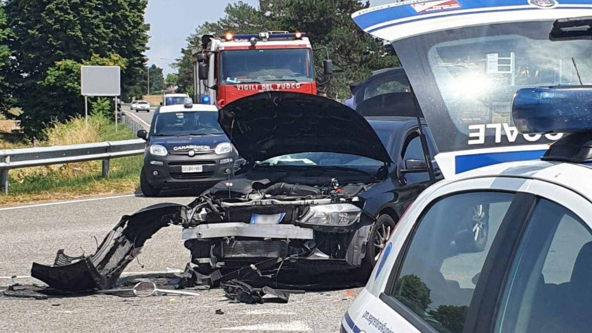 Spaventoso frontale con un furgone sulla Statale 45, auto distrutta