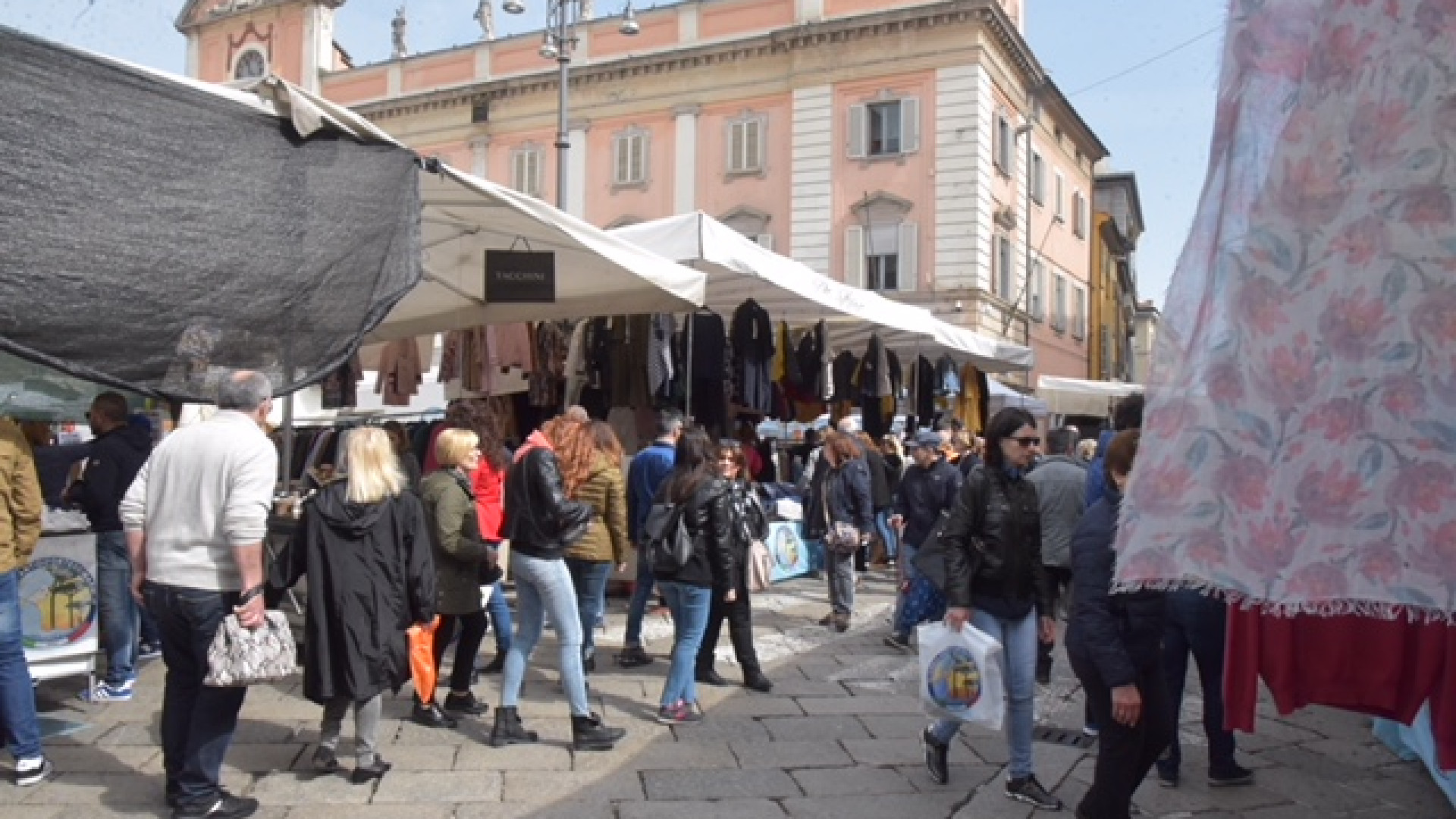 Bancarelle, fattoria in città e antichi mestieri: gli eventi in centro. FOTO
