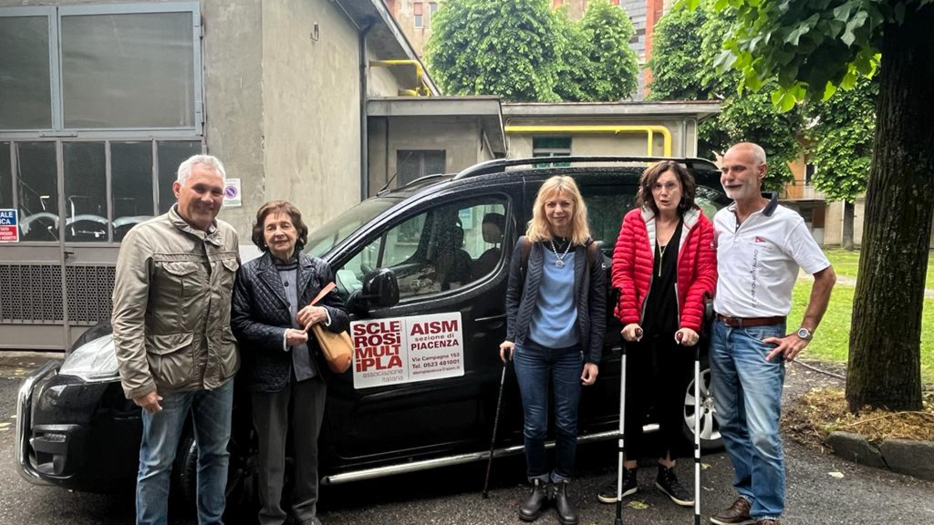 Simona, malata di sclerosi multipla, dona un'auto all'Aism di Piacenza