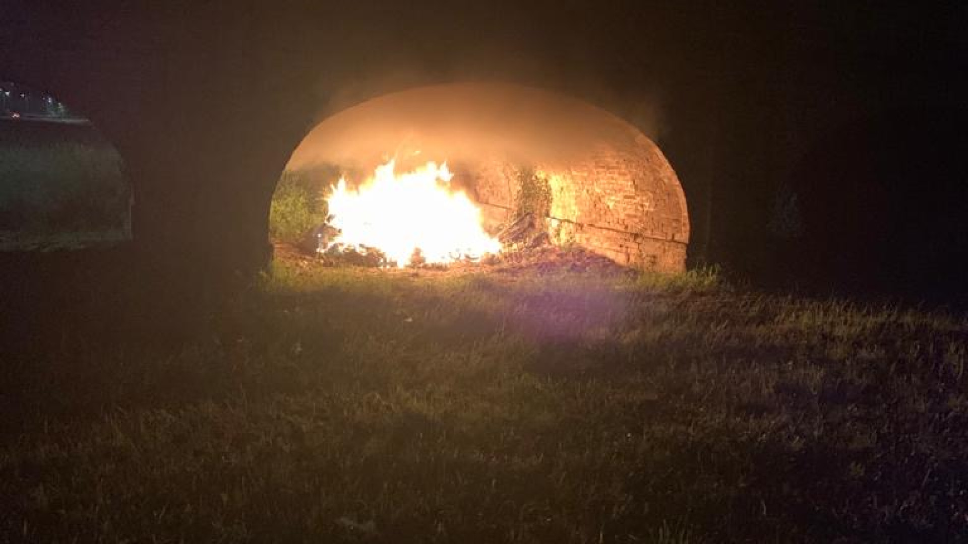Piromane senza scrupoli, clochard sfugge alle fiamme grazie a un automobilista