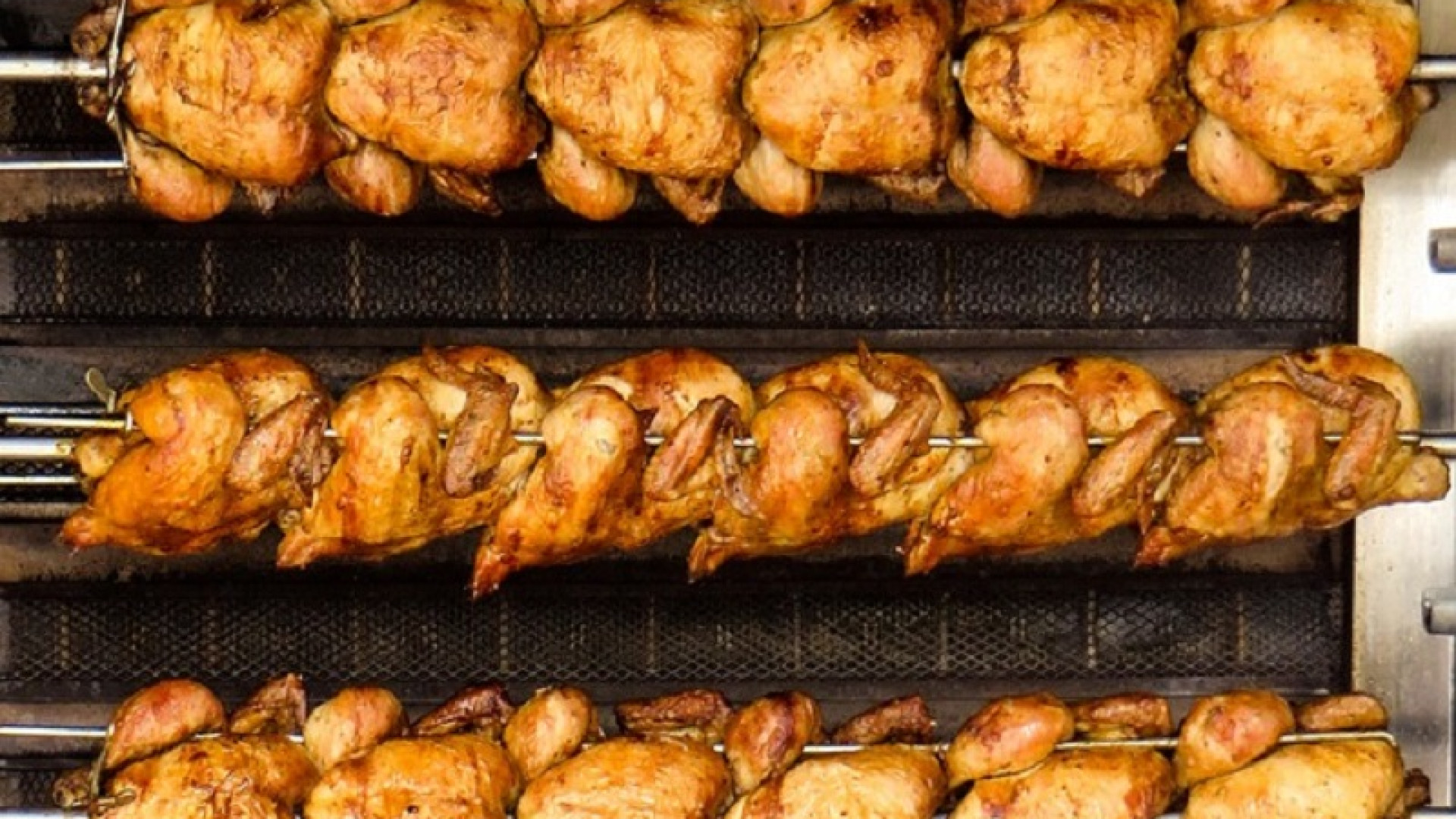 Rubano un pollo arrosto e spingono una donna: nei guai per rapina impropria