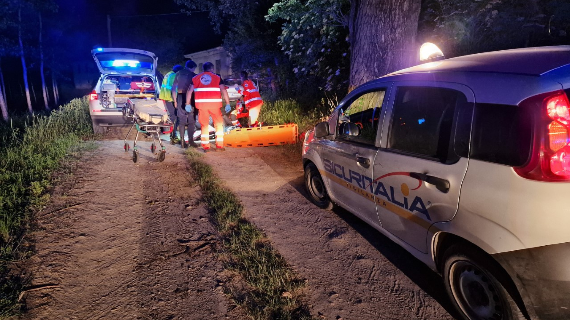 A terra e con il volto insaguinato: 70enne soccorsa dalle guardie giurate