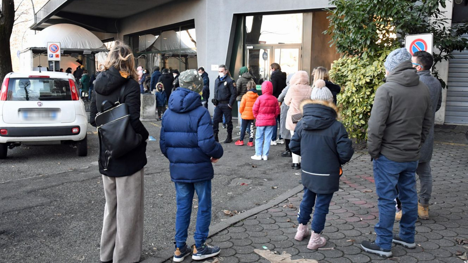Lunghe attese e posti finiti alle 11.00: polemiche per i vaccini ai ragazzi