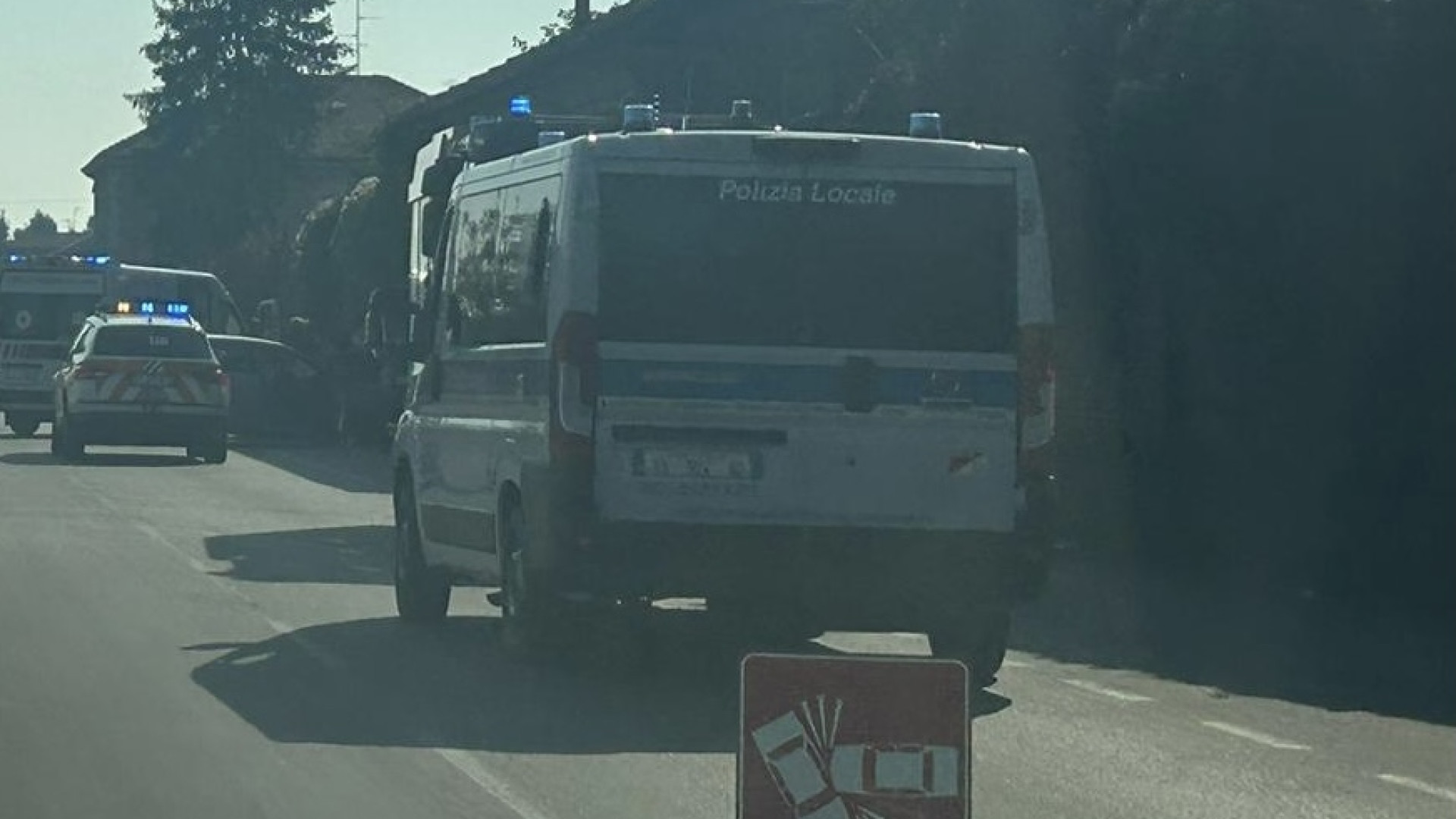 Auto contro un muro in via Emilia Pavese. Grave incidente in autostrada A1