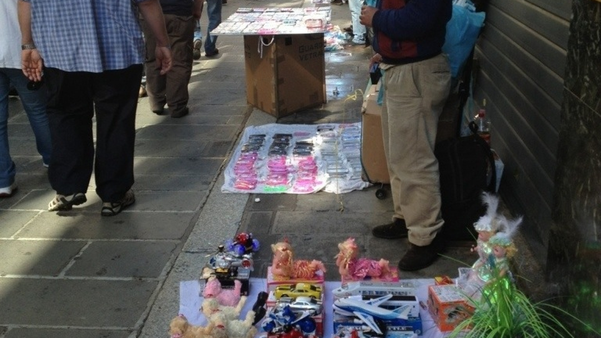 Commercio abusivo: 64 sanzioni e 1.030 mazzi di fiori sequestrati