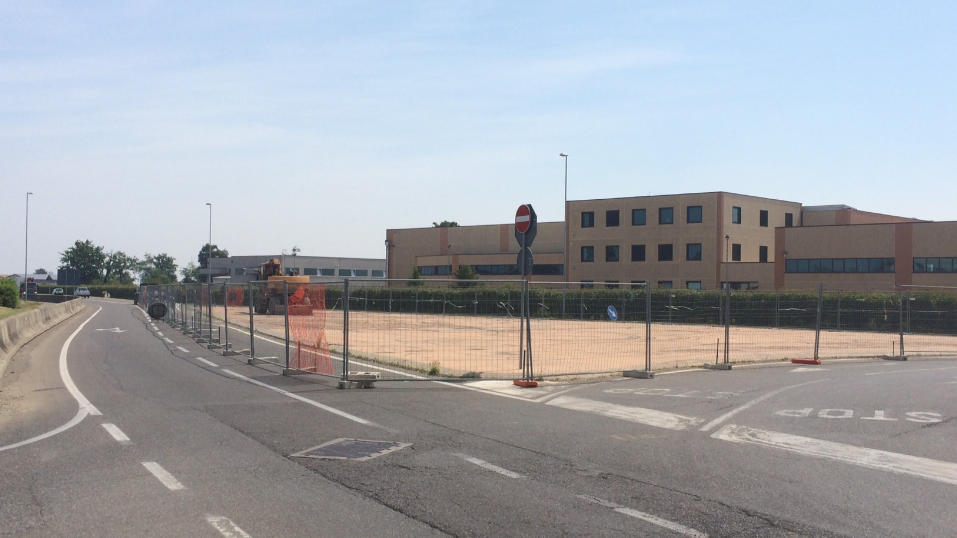 Gossolengo: lavori alla rotatoria delle polemiche. Precedenze cambiano