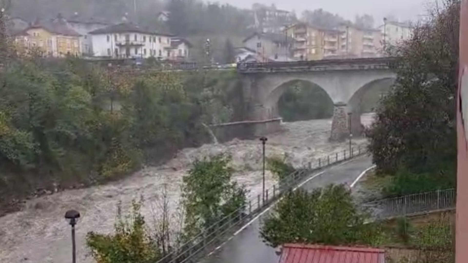 Maltempo in alta Val Nure, residenti di Farini ai piani superiori. Rischi a Travo