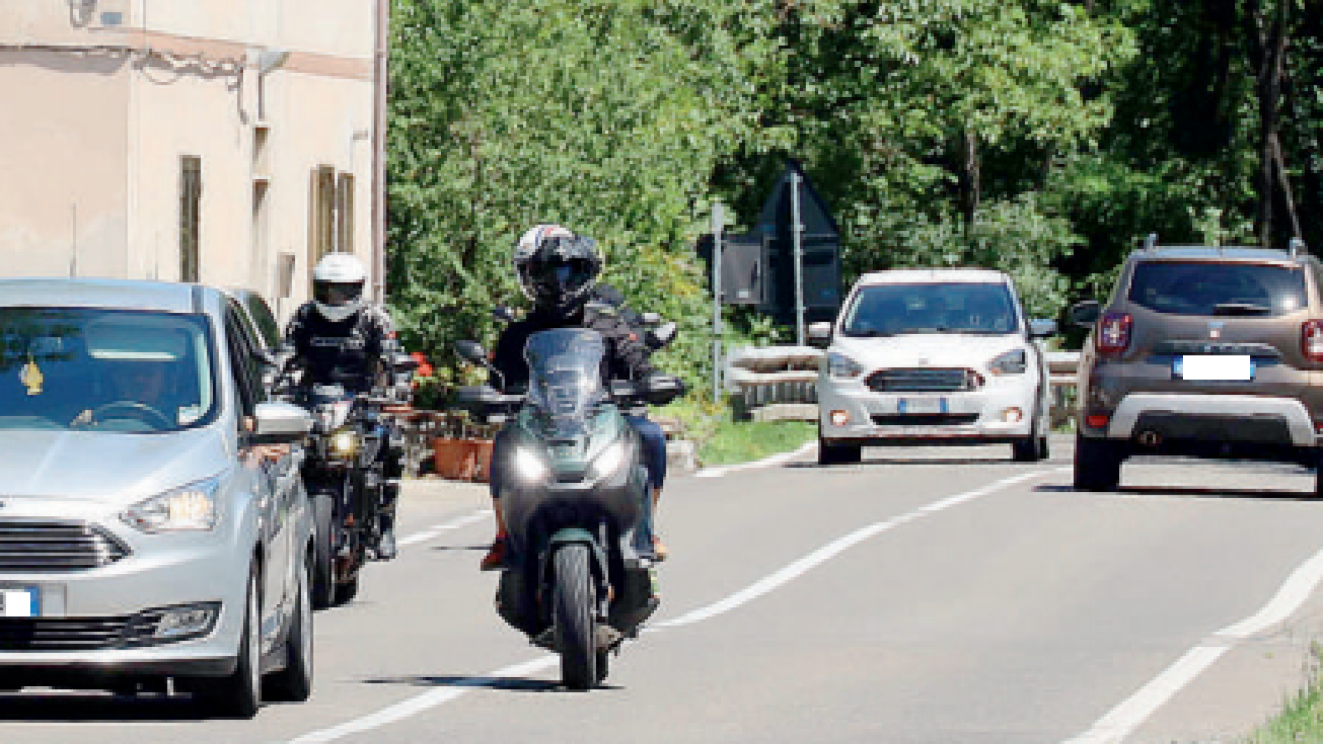 Moto in Val Trebbia, ordinanza a Bobbio: sindaco vieta il parcheggio selvaggio