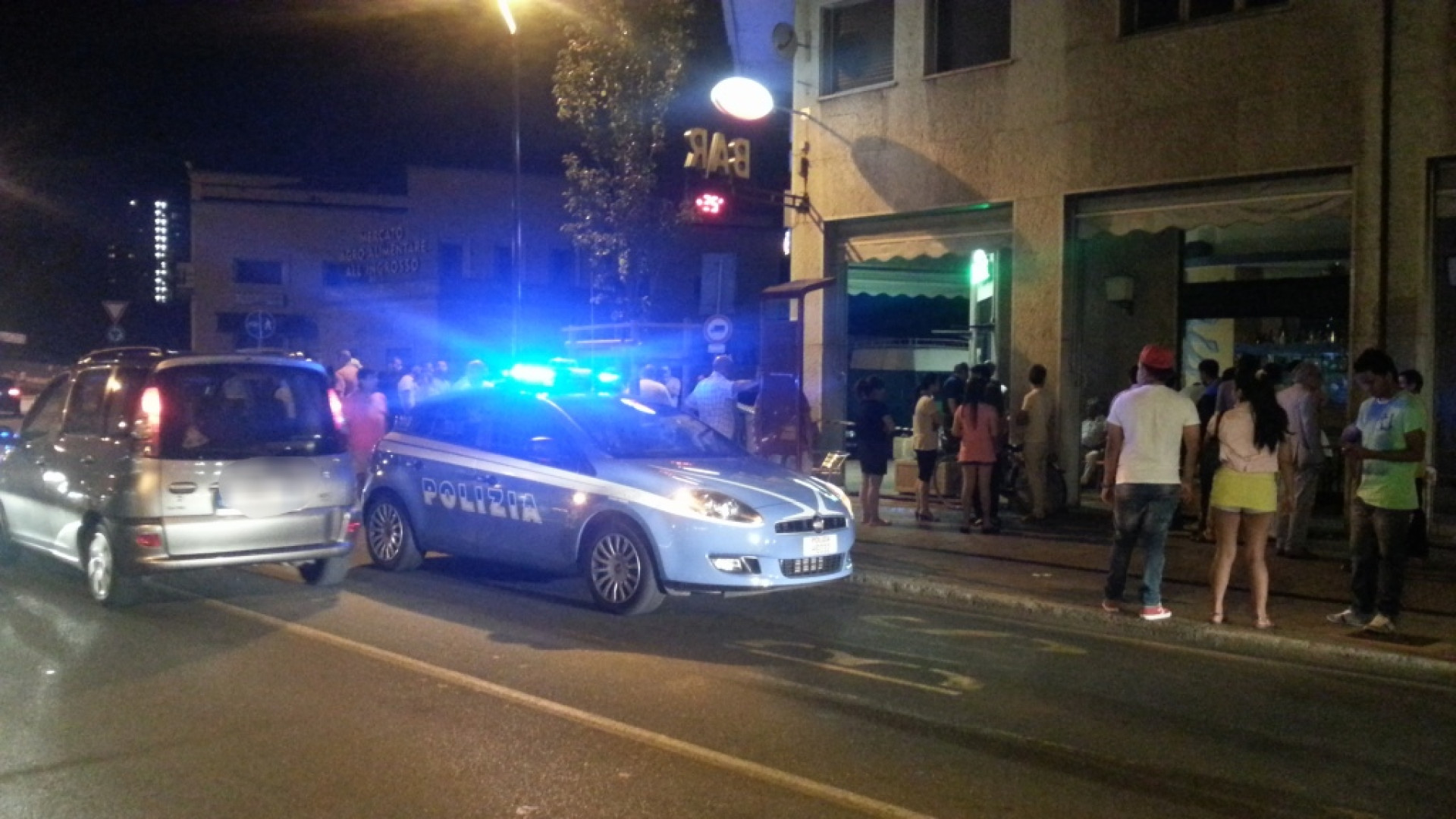 Sparatoria in via Colombo, ucciso un uomo tra la gente. Caccia al killer
