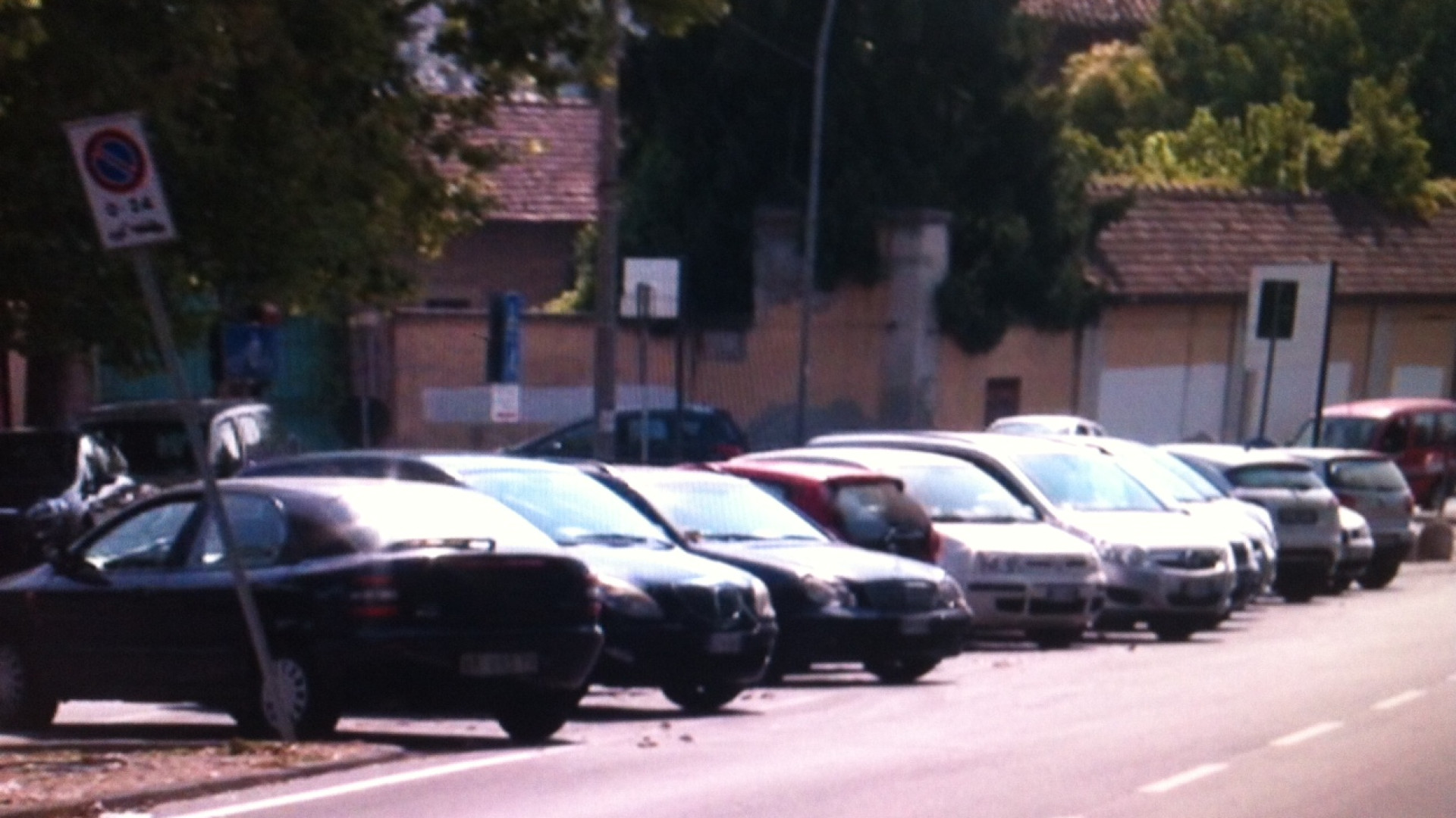 Soste selvagge a piazzale Milano e sotto al ponte, Cisini: "I parcheggi ci sono"
