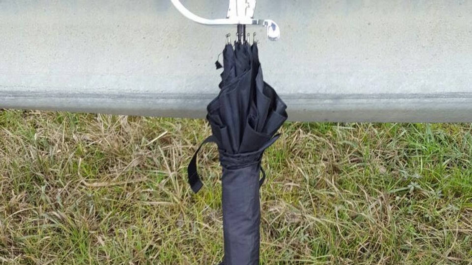 Passeggia con ombrello a forma di sciabola: scatta l'allerta per un 37enne di Caorso