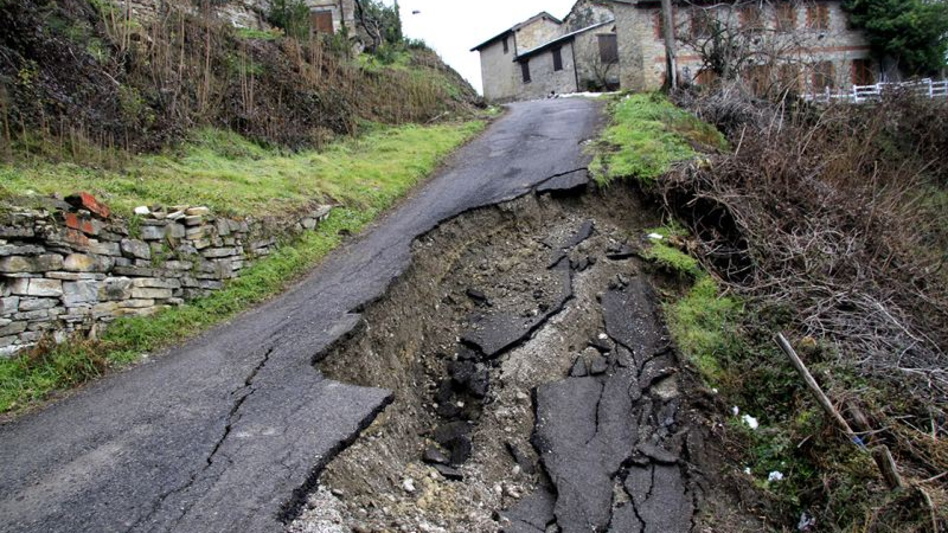 Frana a Pontedellolio, chiusa la strada di Montesanto