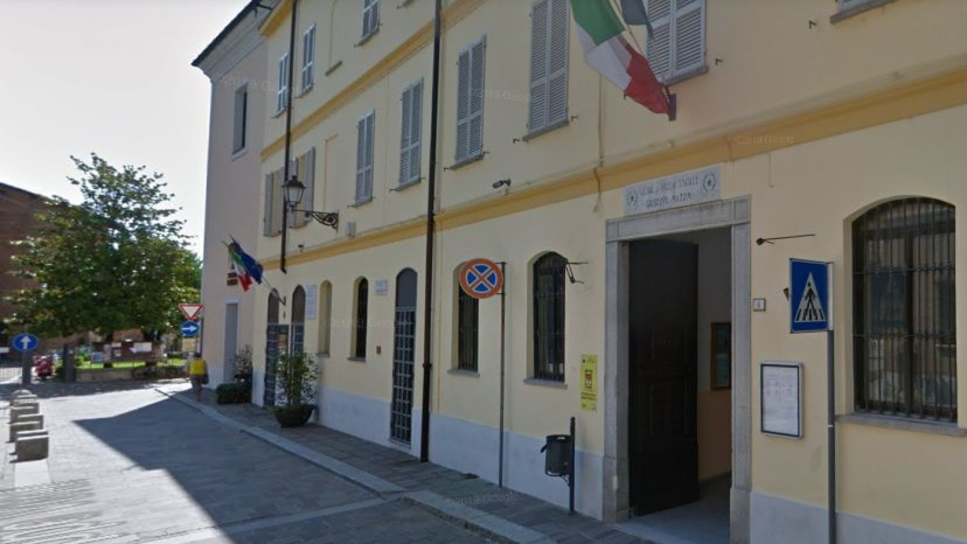 Donati un corbezzolo e un ulivo alle scuole medie di Castel San Giovanni