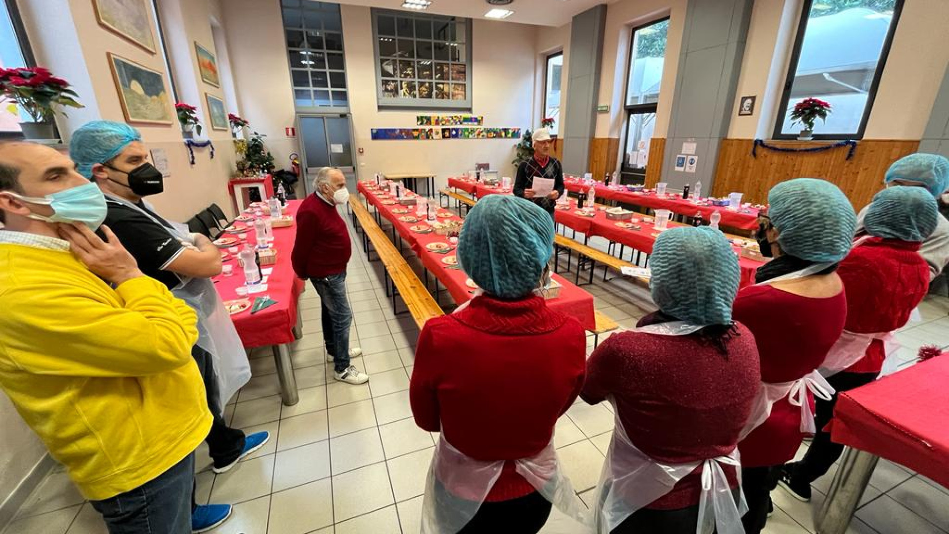 Anolini e coperte per il Natale dei fragili: in 70 alla mensa della Caritas