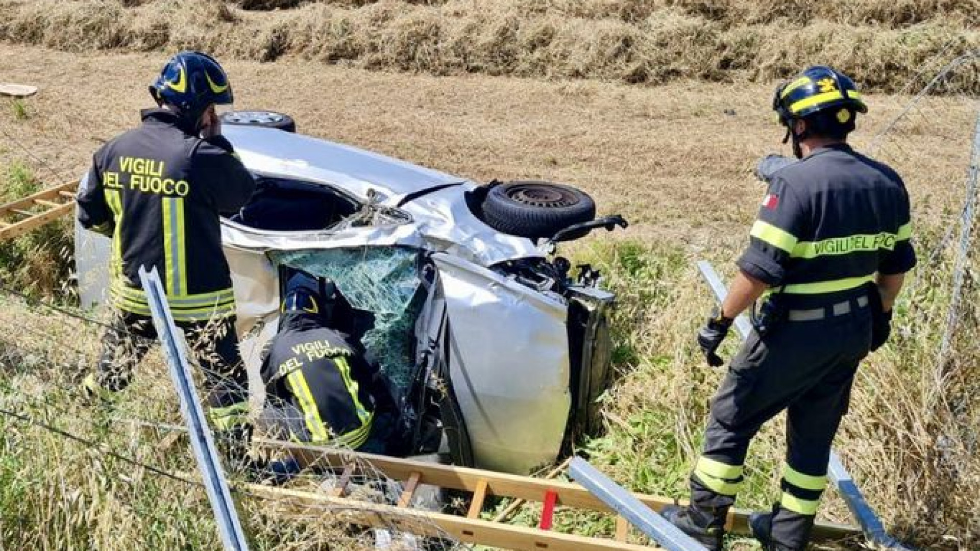 Incidente in A1, auto esce di strada e si ribalta: morto il conducente