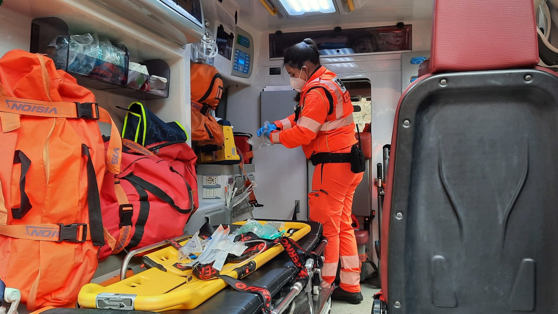 Arresto cardiaco mentre gioca a calcetto: soccorso dai presenti con il defibrillatore