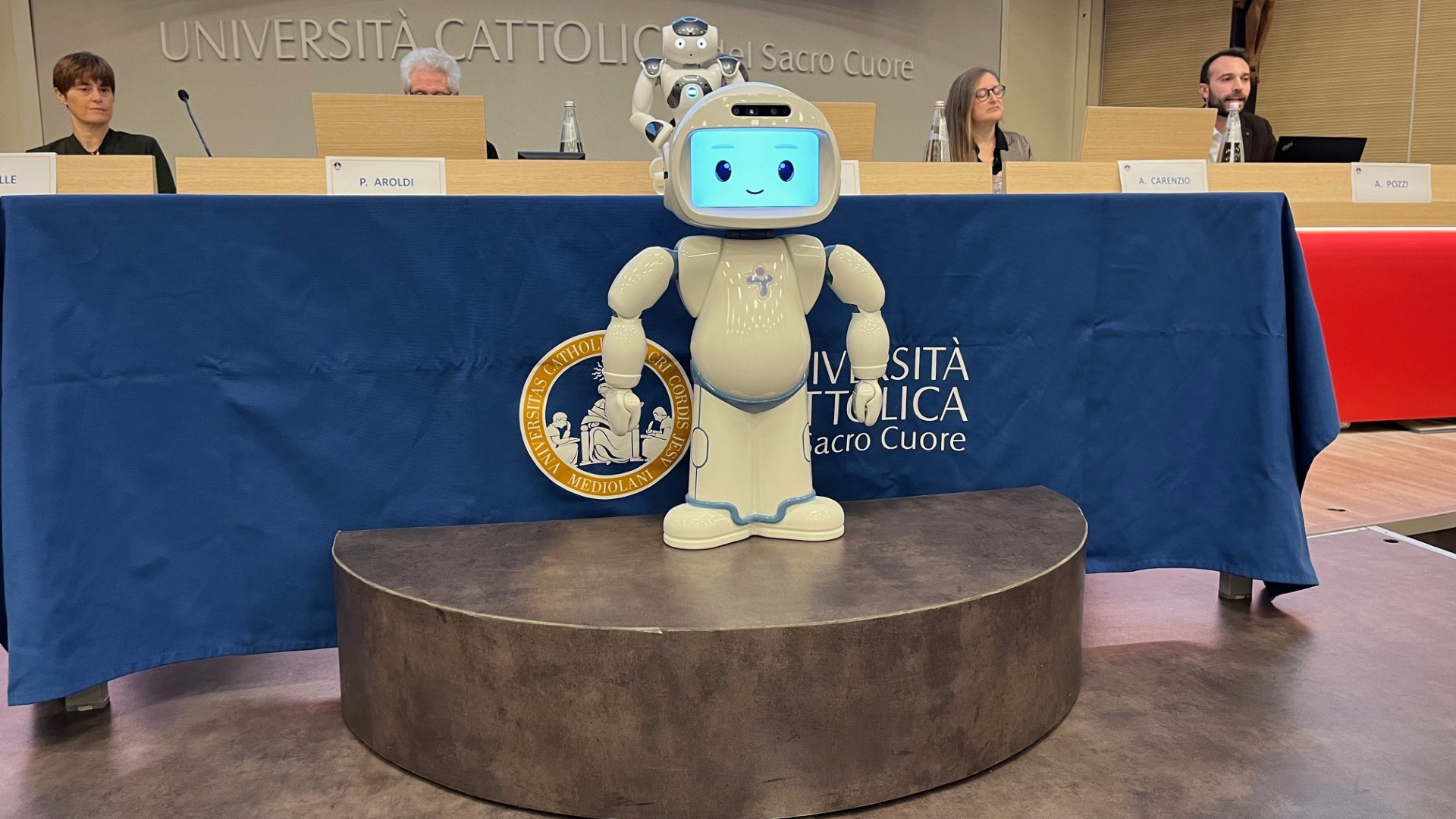 Intelligenza artificiale, 500 studenti a lezione da un robot: "Non ci sostituirà"