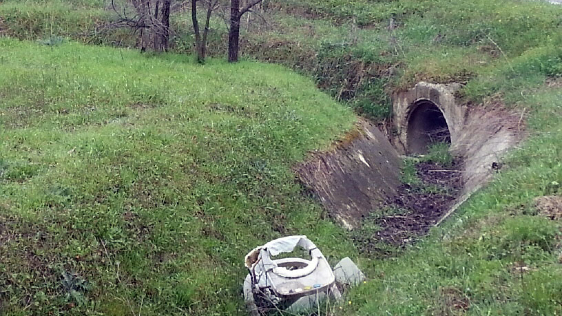 Canale della fame: discarica a cielo aperto sulla ciclopedonale