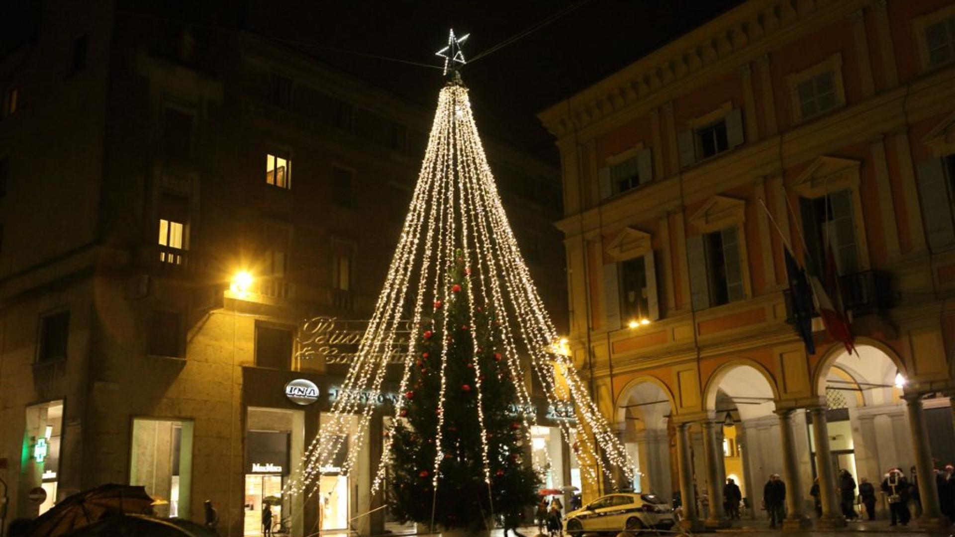 Conto alla rovescia verso il Natale, accese le luminarie e l'albero in piazza Cavalli